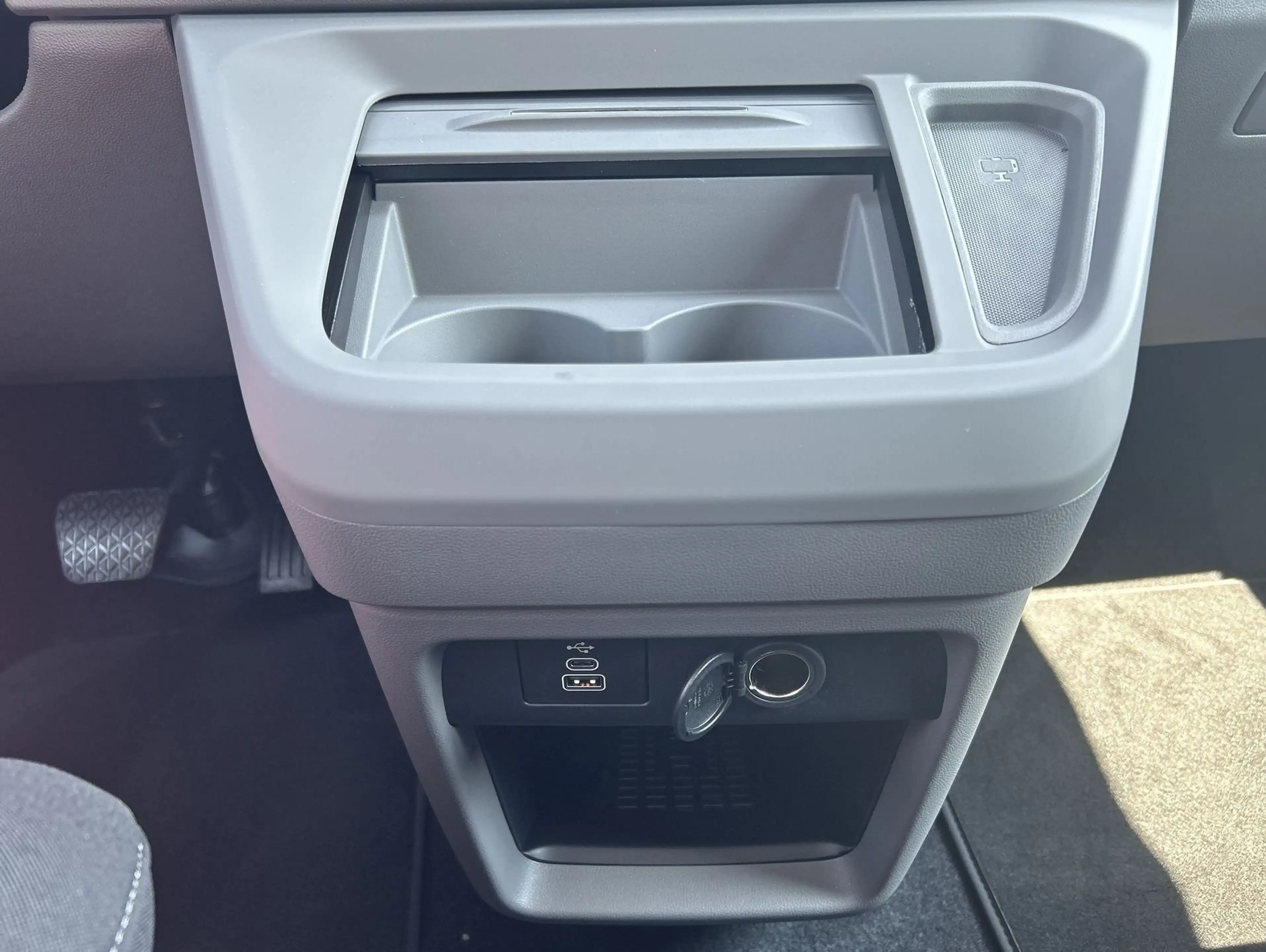 Volkswagen T7 Caravelle Life 2.0 TDI 110 kW Getriebe: 8-Gang-Automatikgetr — photo 12