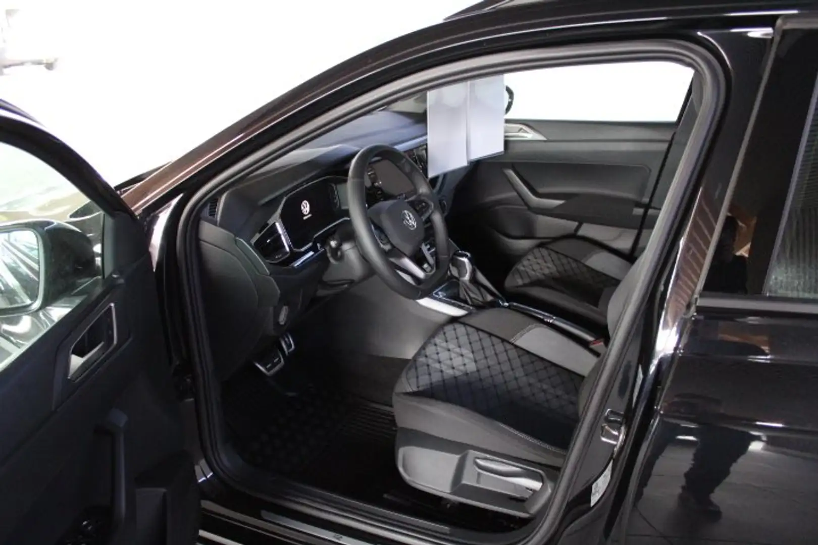 Volkswagen Taigo 1.5TSI DSG R-LINE AHK IQ.DRIVE PARK&COMFORT Schwarz - 2
