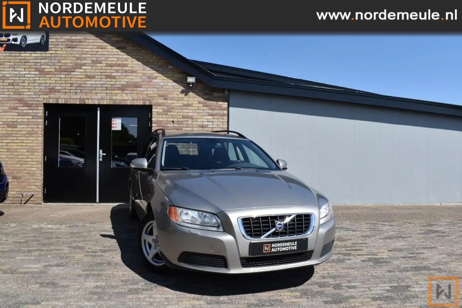 Volvo V70 2.0F MOMENTUM, Leder, Cruise, AUT Grijs - 1