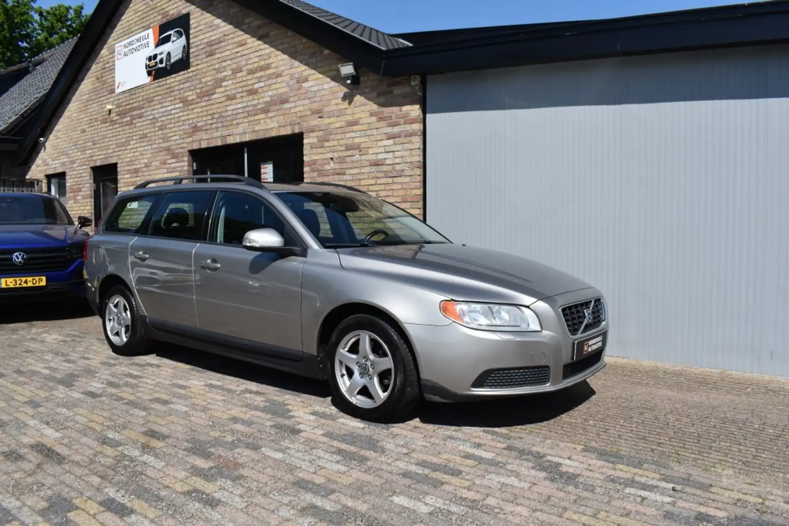 Volvo V70 2.0F MOMENTUM, Leder, Cruise, AUT Grijs - 2
