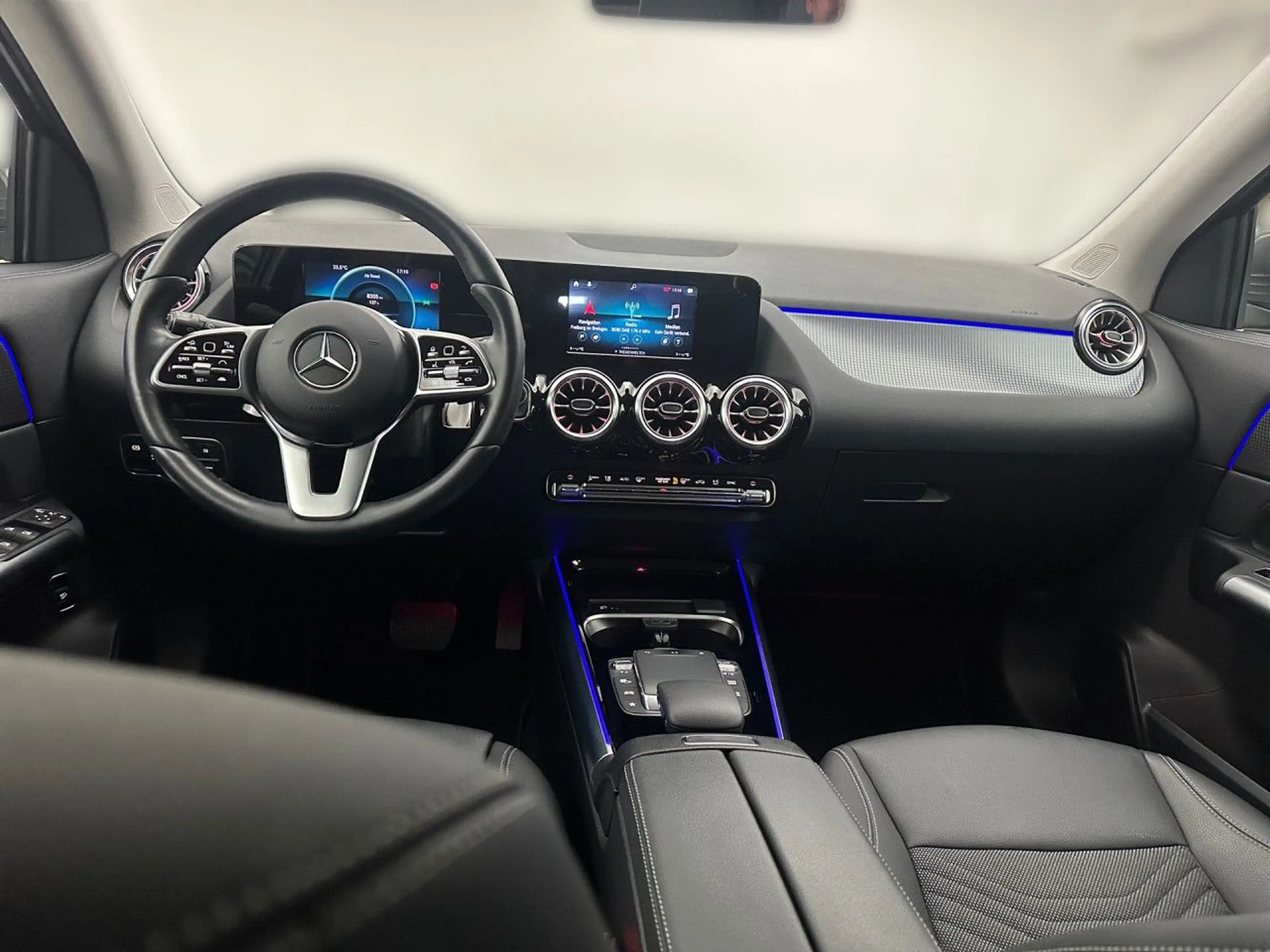 Mercedes-Benz GLA 220 d Multibeam Distr+ AHK Keyl-GO Kamera PTS — photo 12