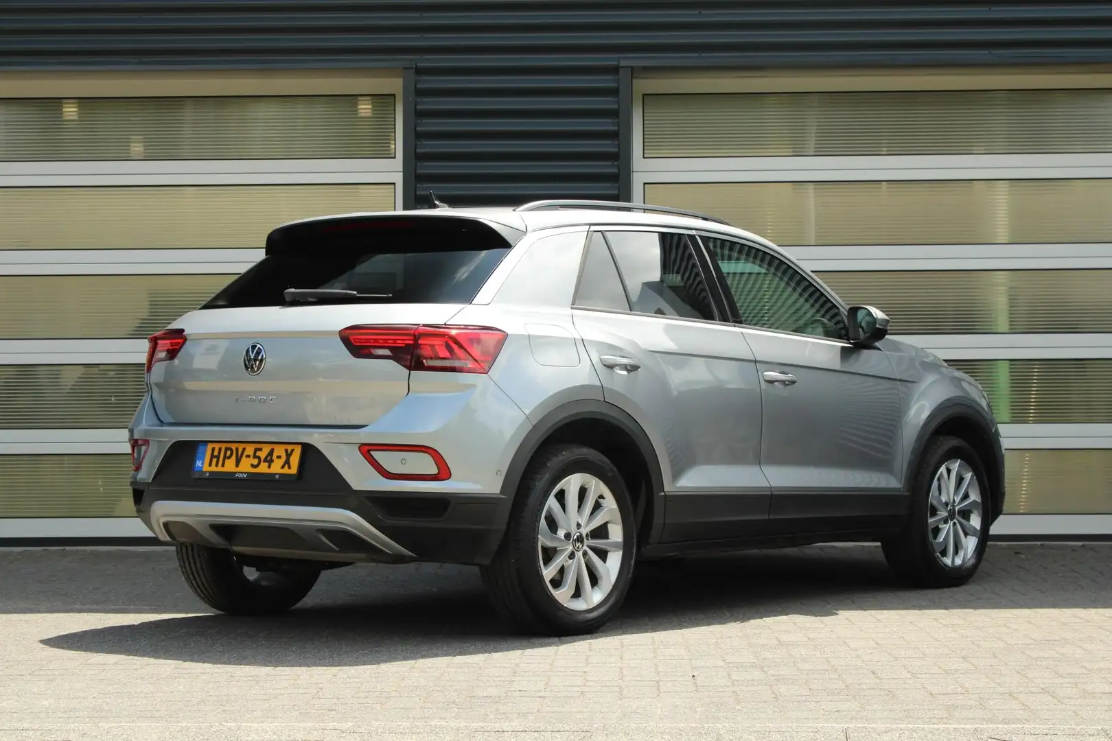 Volkswagen T-Roc 1.5 TSI 150pk Life | IQ Light LED Koplampen | Clim Grijs - 2