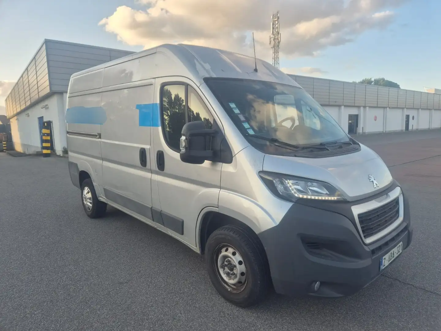 Peugeot Boxer 2.0 BlueHDi  70000 KM 1ER PROPRIÉTAIRE Gris - 2