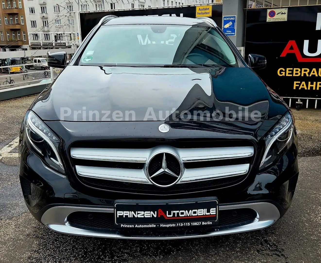 Mercedes-Benz GLA 200 *AUT*BI-XENON*T.LEDER*2 HAND*NAVI Schwarz - 2