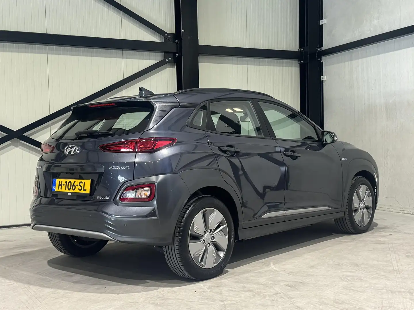 Hyundai KONA EV Comfort 64 kWh Aut. | carplay | camera | climat Grijs - 2