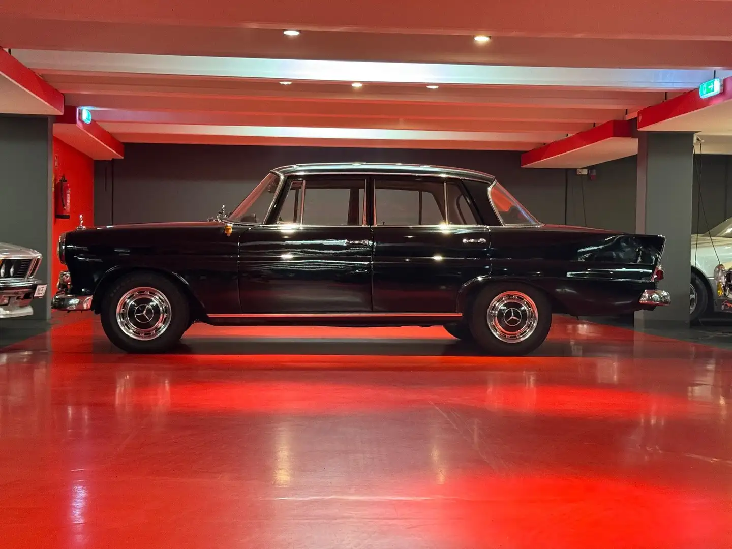 Mercedes-Benz 190 D/2.0 52 PS/W110/HECKFLOSSE/LEDER/SCHIEBEDACH Schwarz - 2