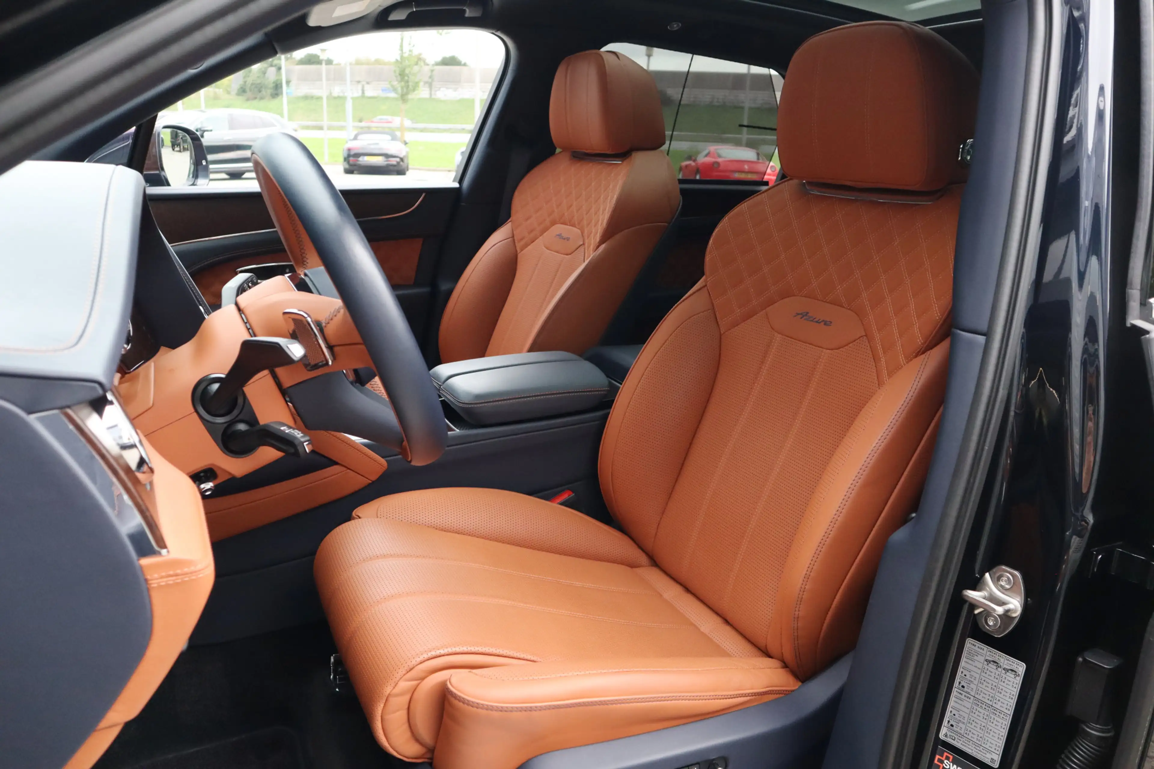 Bentley Bentayga 4.0 V8 Azure | Mulliner, Naim Audio, Massage, Nach — photo 24