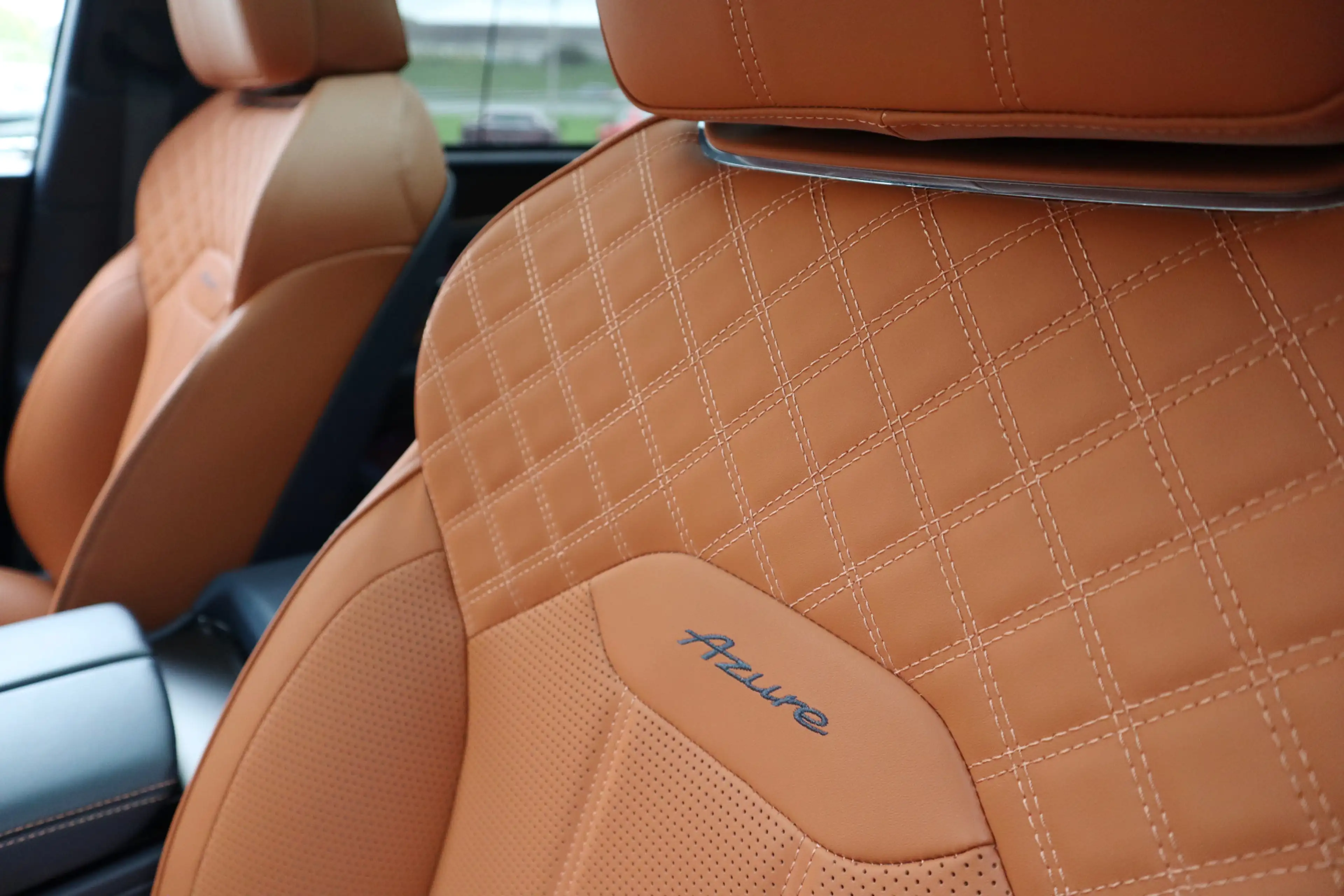 Bentley Bentayga 4.0 V8 Azure | Mulliner, Naim Audio, Massage, Nach — photo 25