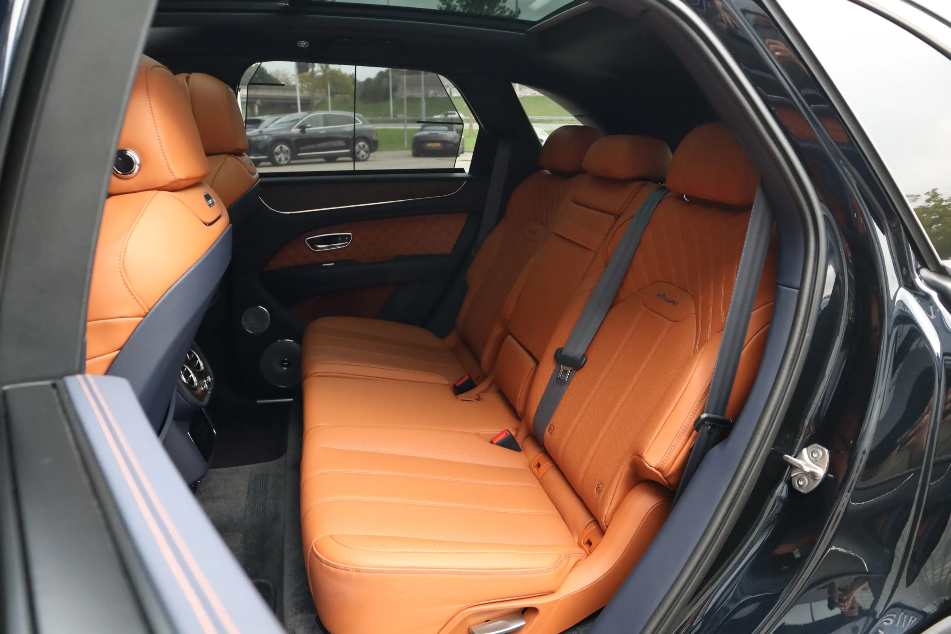 Bentley Bentayga 4.0 V8 Azure | Mulliner, Naim Audio, Massage, Nach — photo 21
