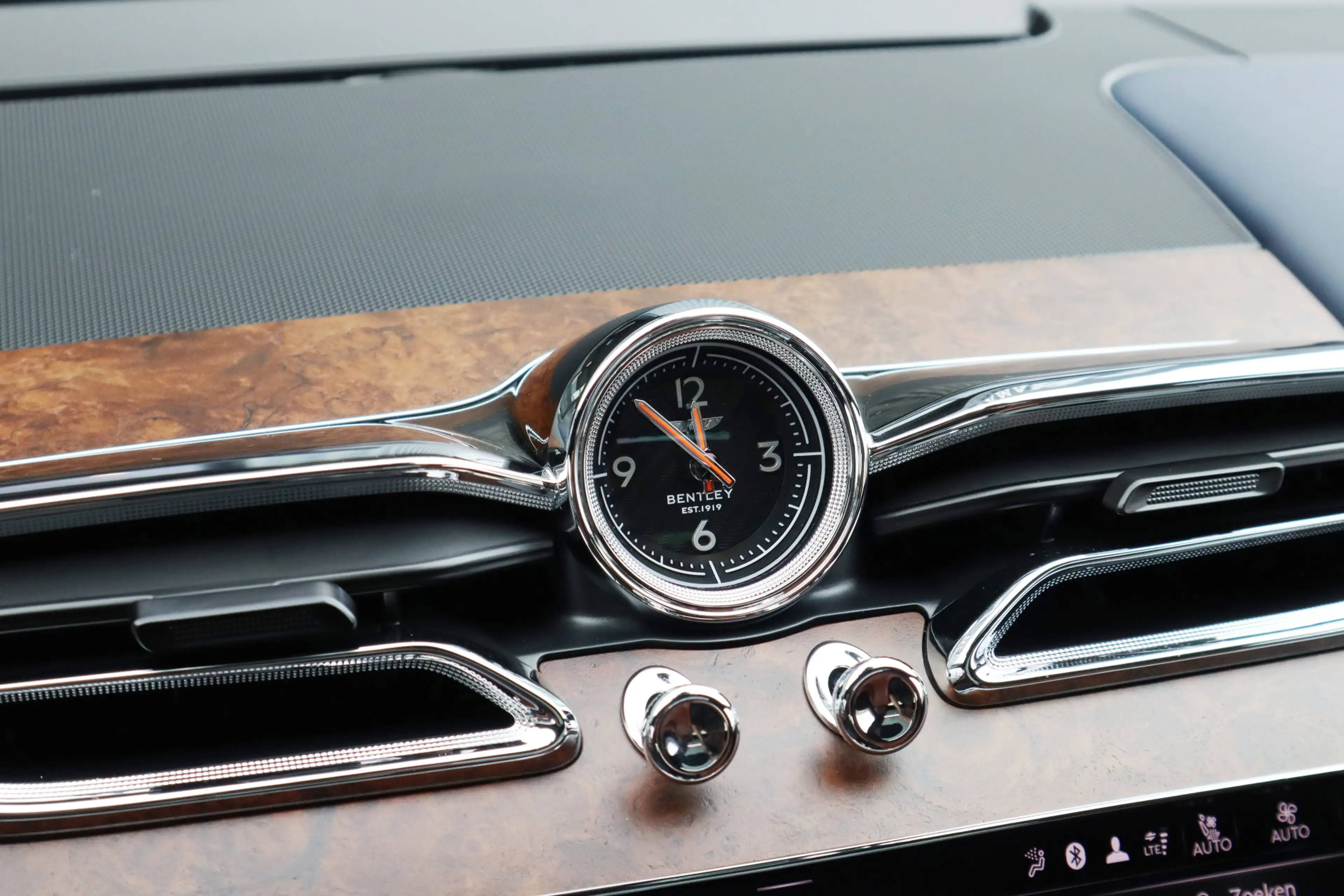 Bentley Bentayga 4.0 V8 Azure | Mulliner, Naim Audio, Massage, Nach — photo 32