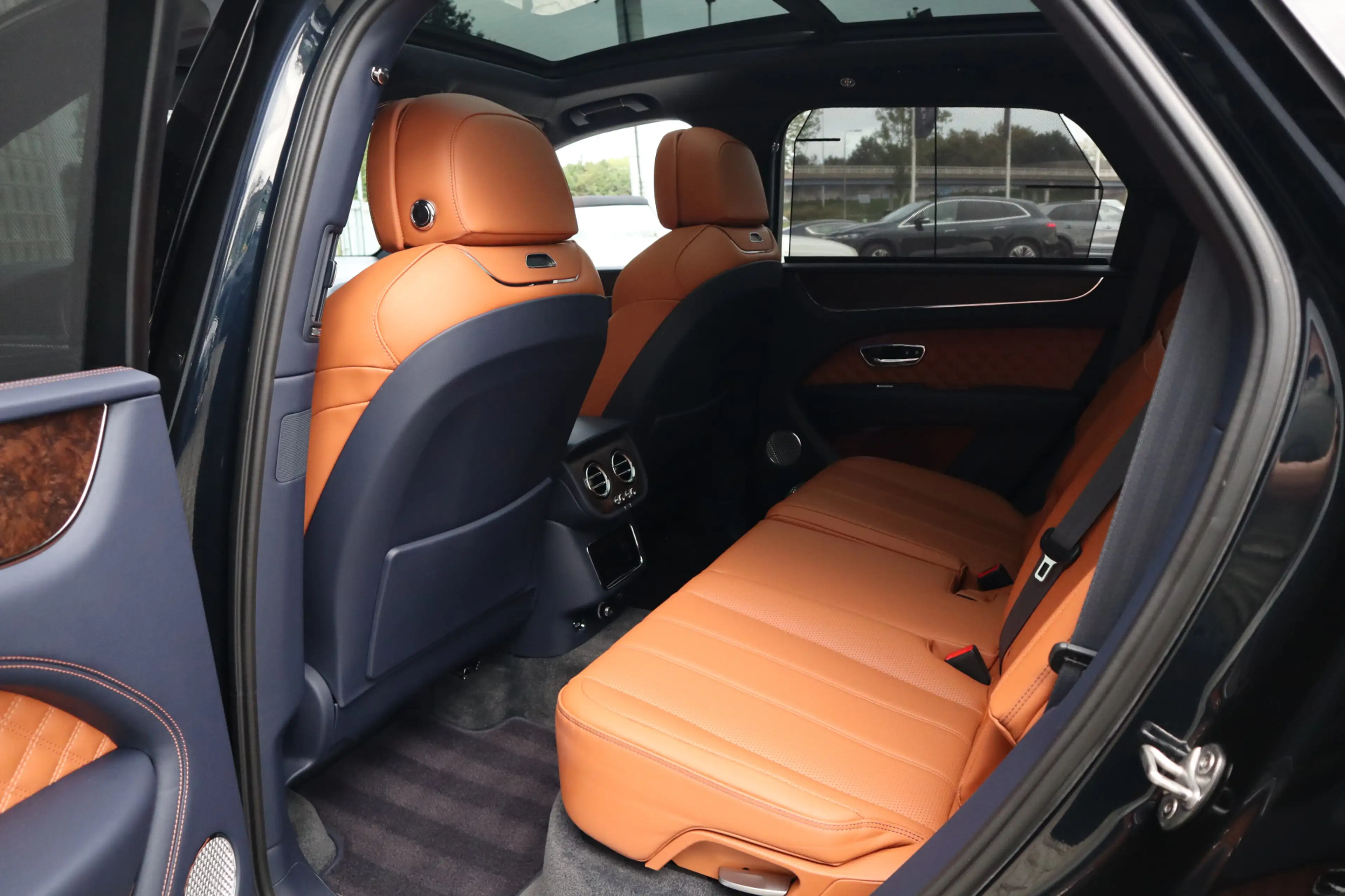 Bentley Bentayga 4.0 V8 Azure | Mulliner, Naim Audio, Massage, Nach — photo 19
