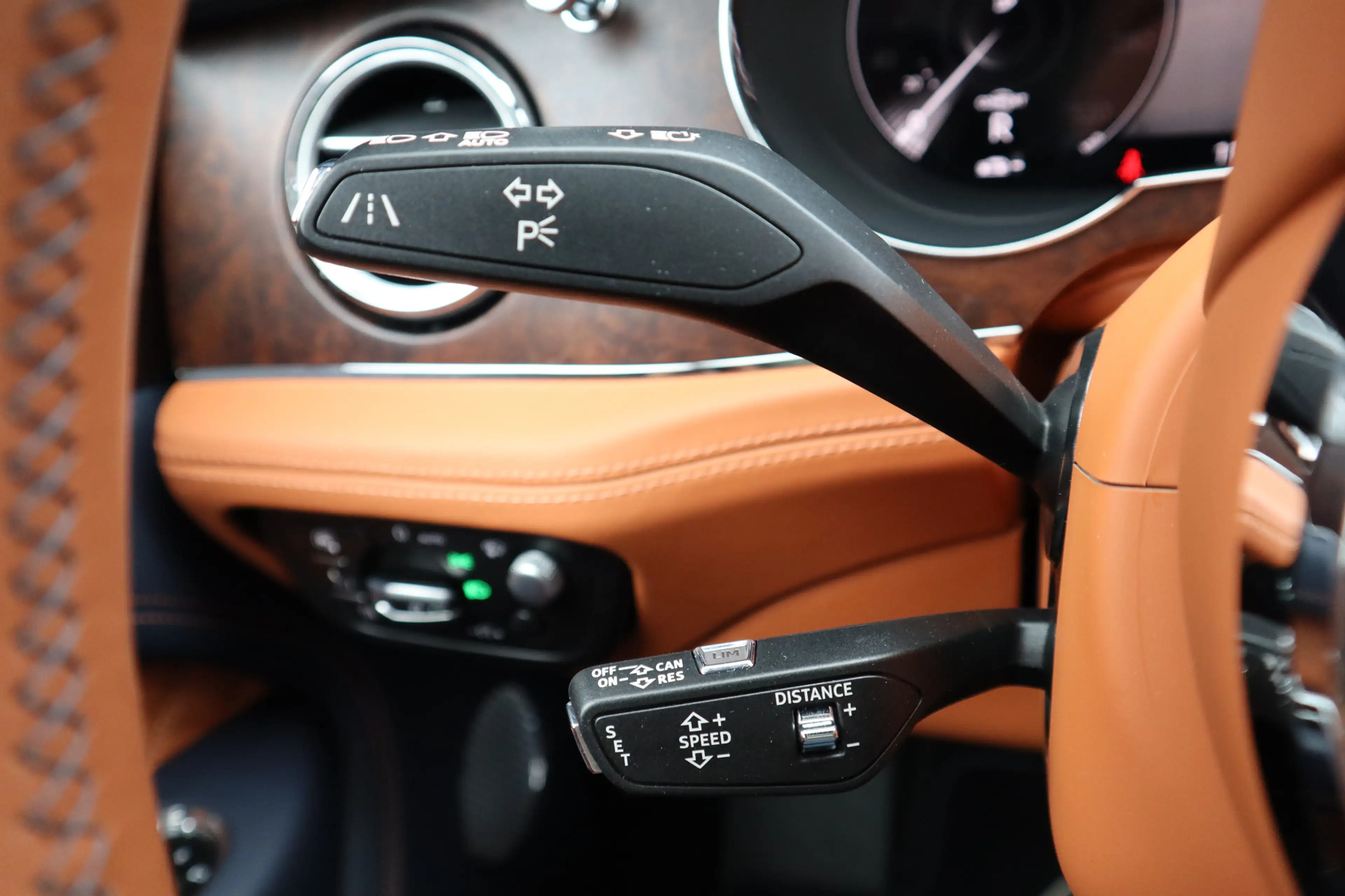 Bentley Bentayga 4.0 V8 Azure | Mulliner, Naim Audio, Massage, Nach — photo 37