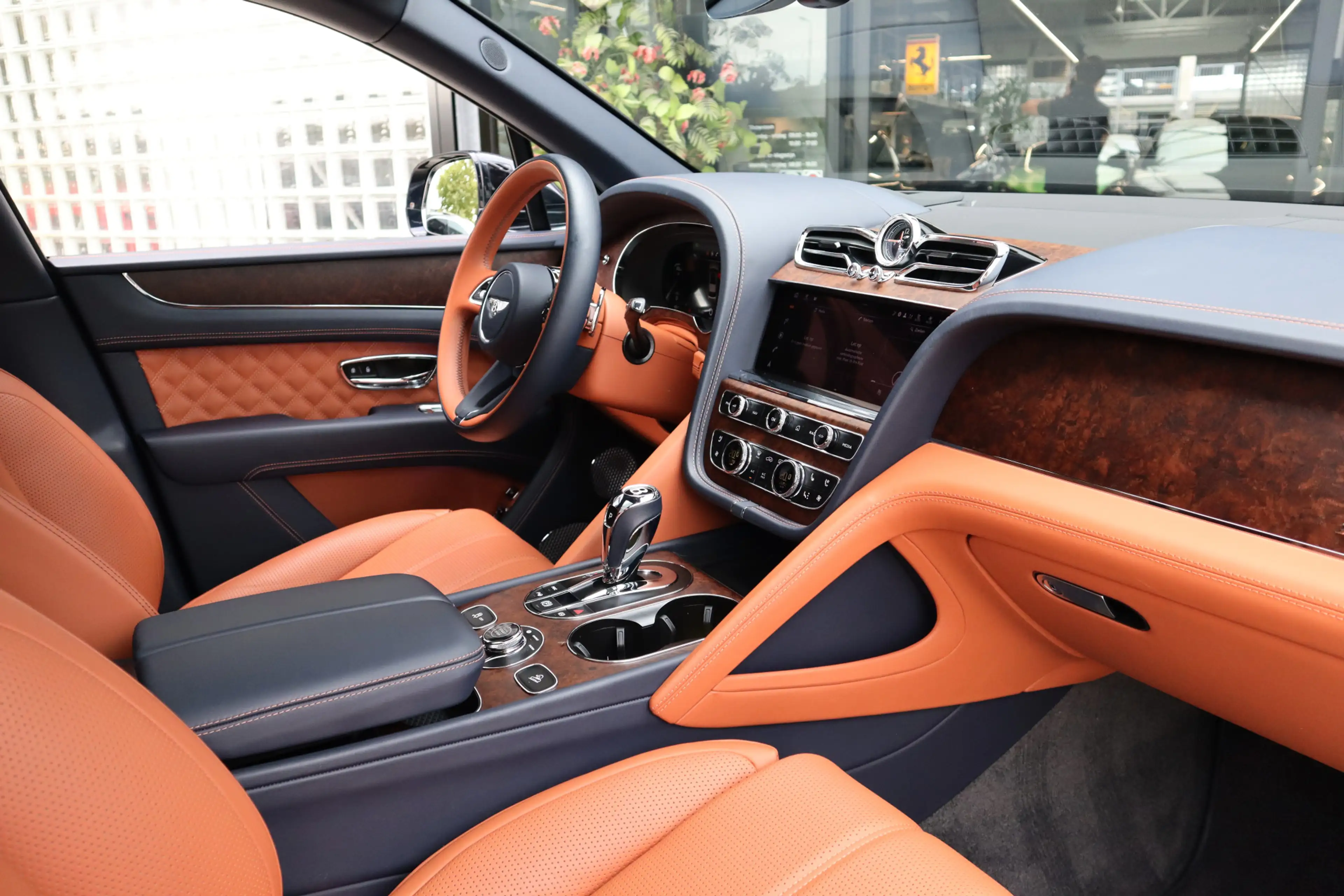 Bentley Bentayga 4.0 V8 Azure | Mulliner, Naim Audio, Massage, Nach — photo 13