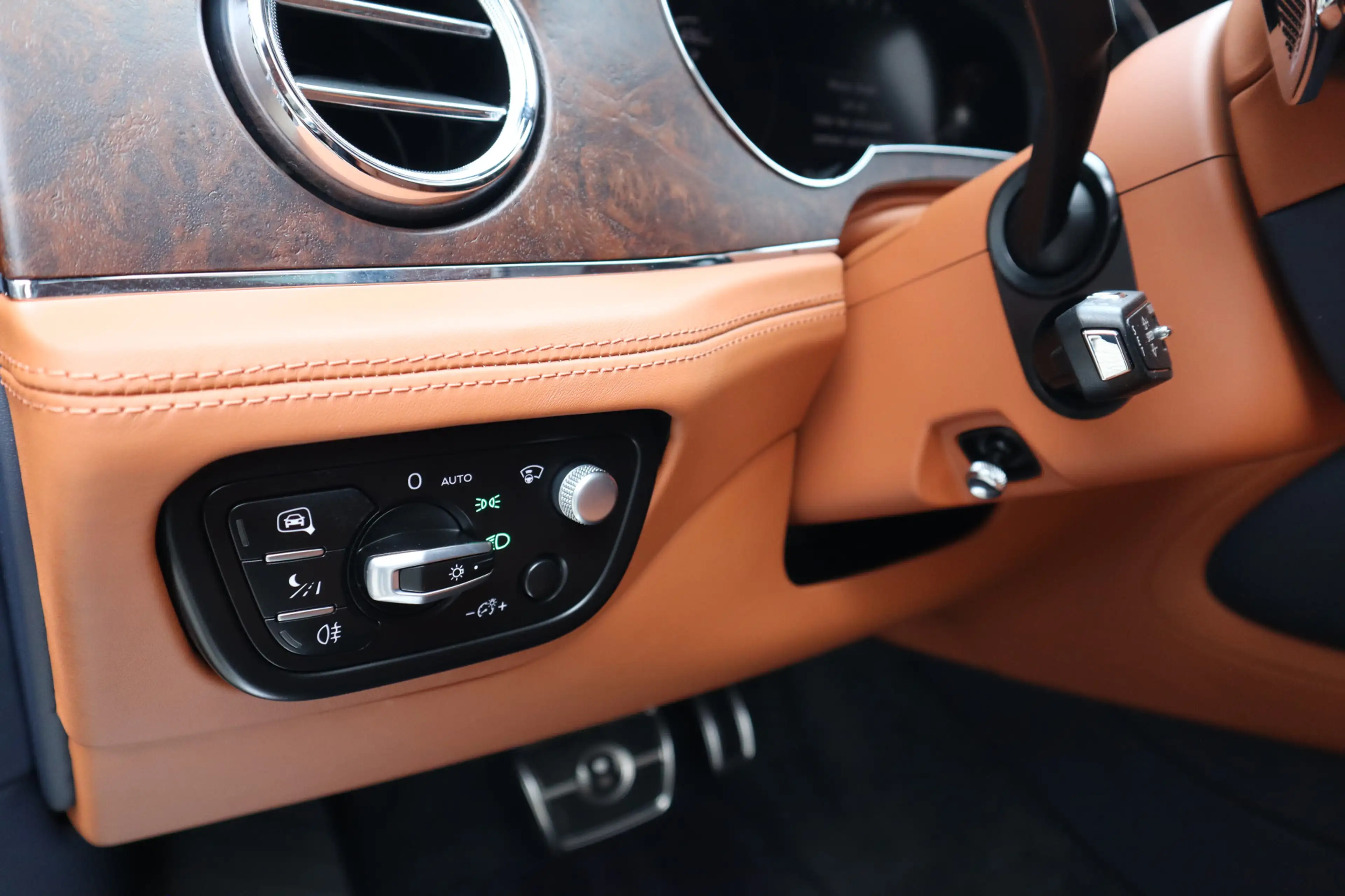 Bentley Bentayga 4.0 V8 Azure | Mulliner, Naim Audio, Massage, Nach — photo 26