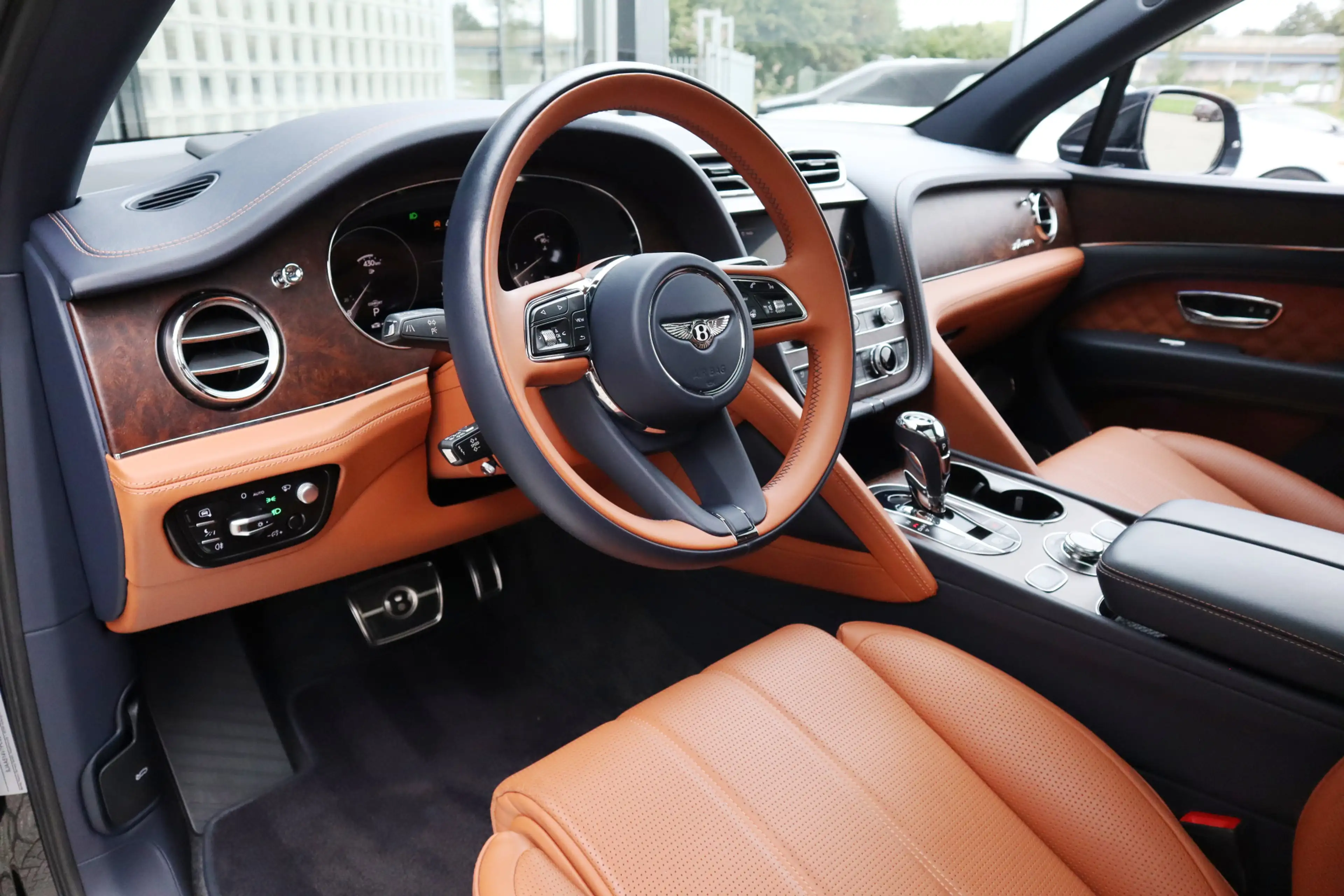 Bentley Bentayga 4.0 V8 Azure | Mulliner, Naim Audio, Massage, Nach — photo 23