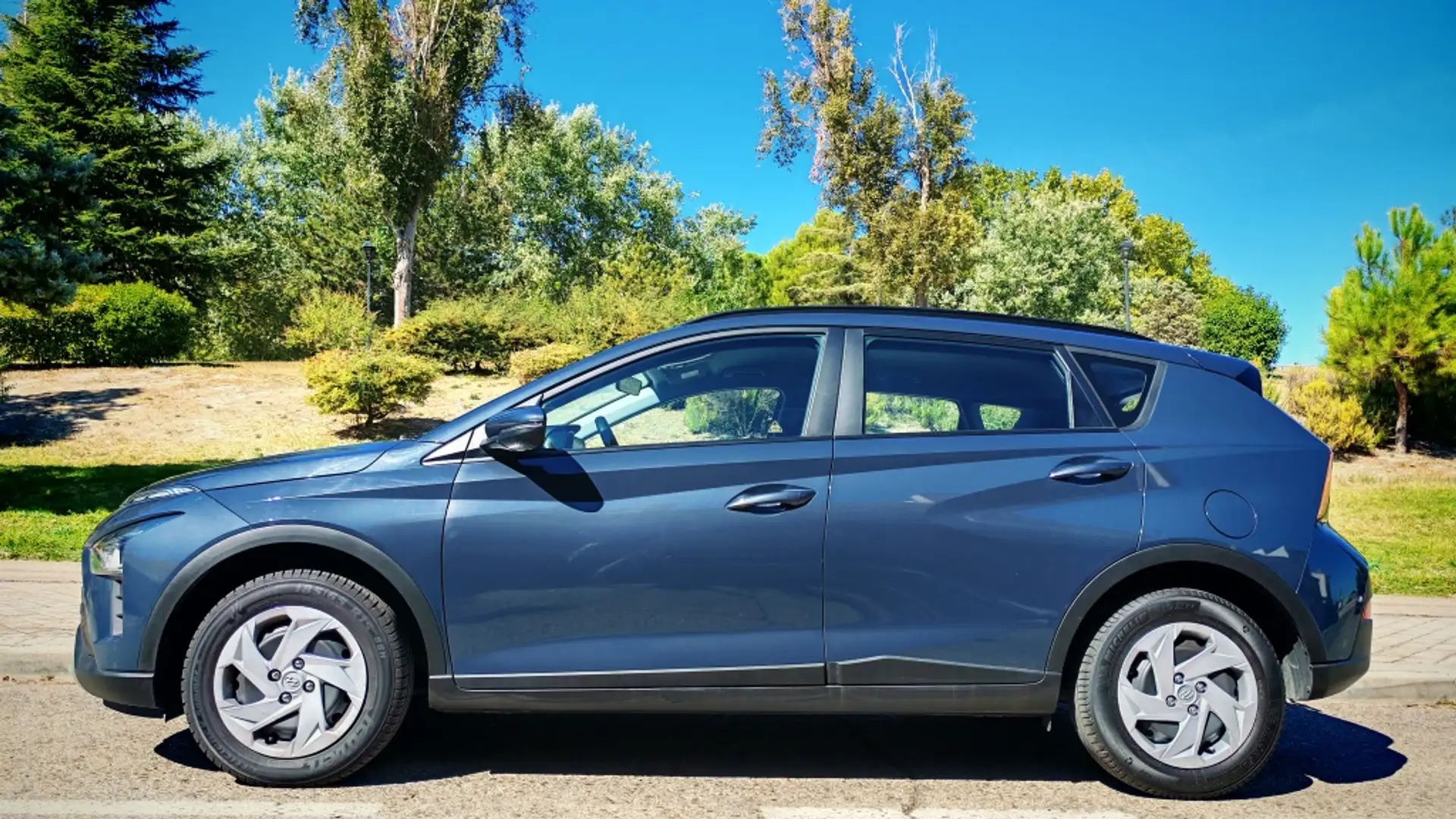 Hyundai BAYON 1.2 MPI Klass Plateado - 1