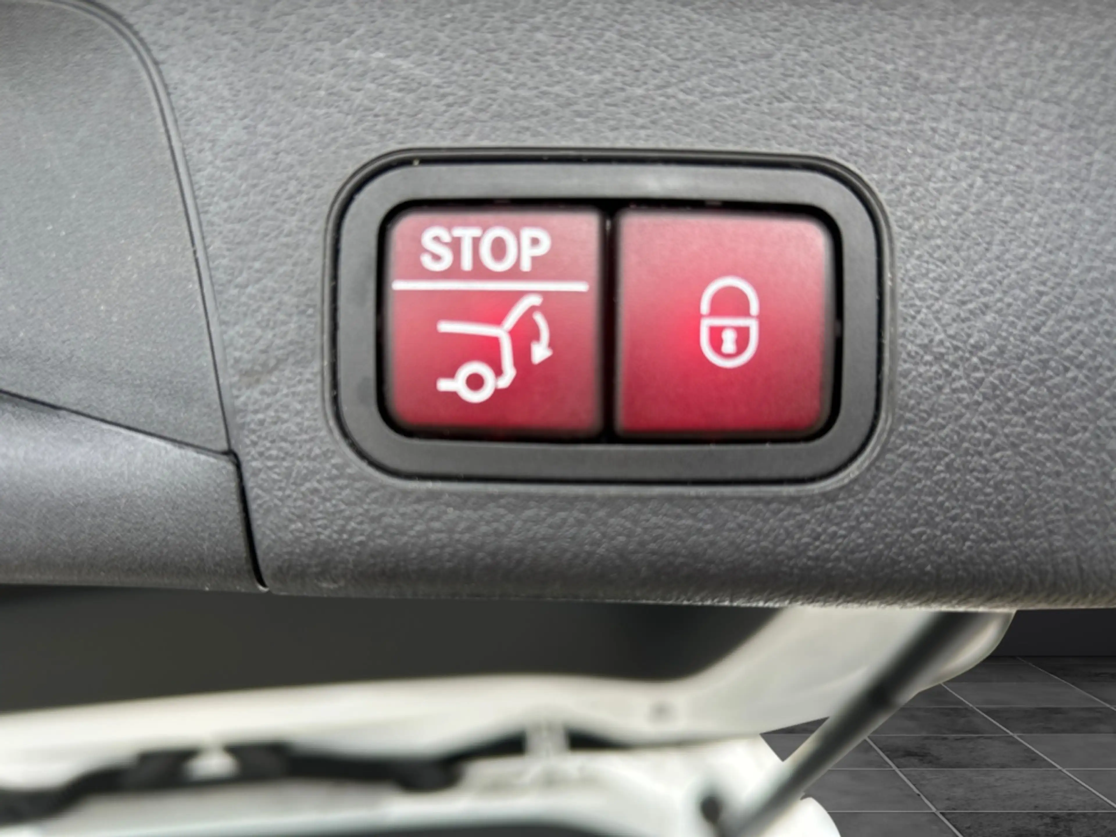 Mercedes-Benz EQB 300 4MATIC Progressive Advanced Plus — photo 15