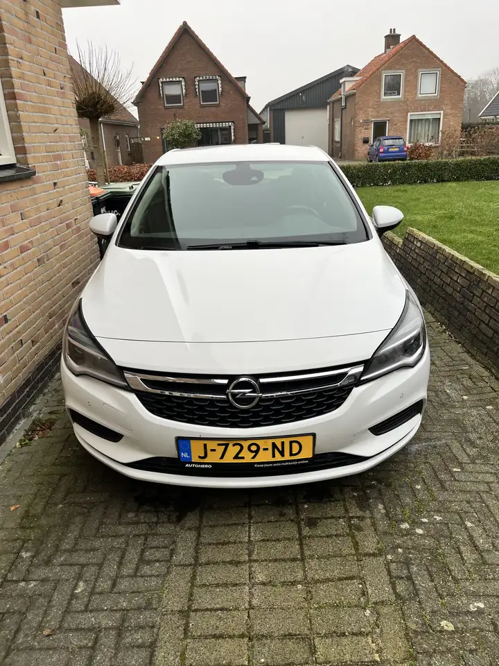 Opel Astra 1.4 Turbo — photo 1 of 12