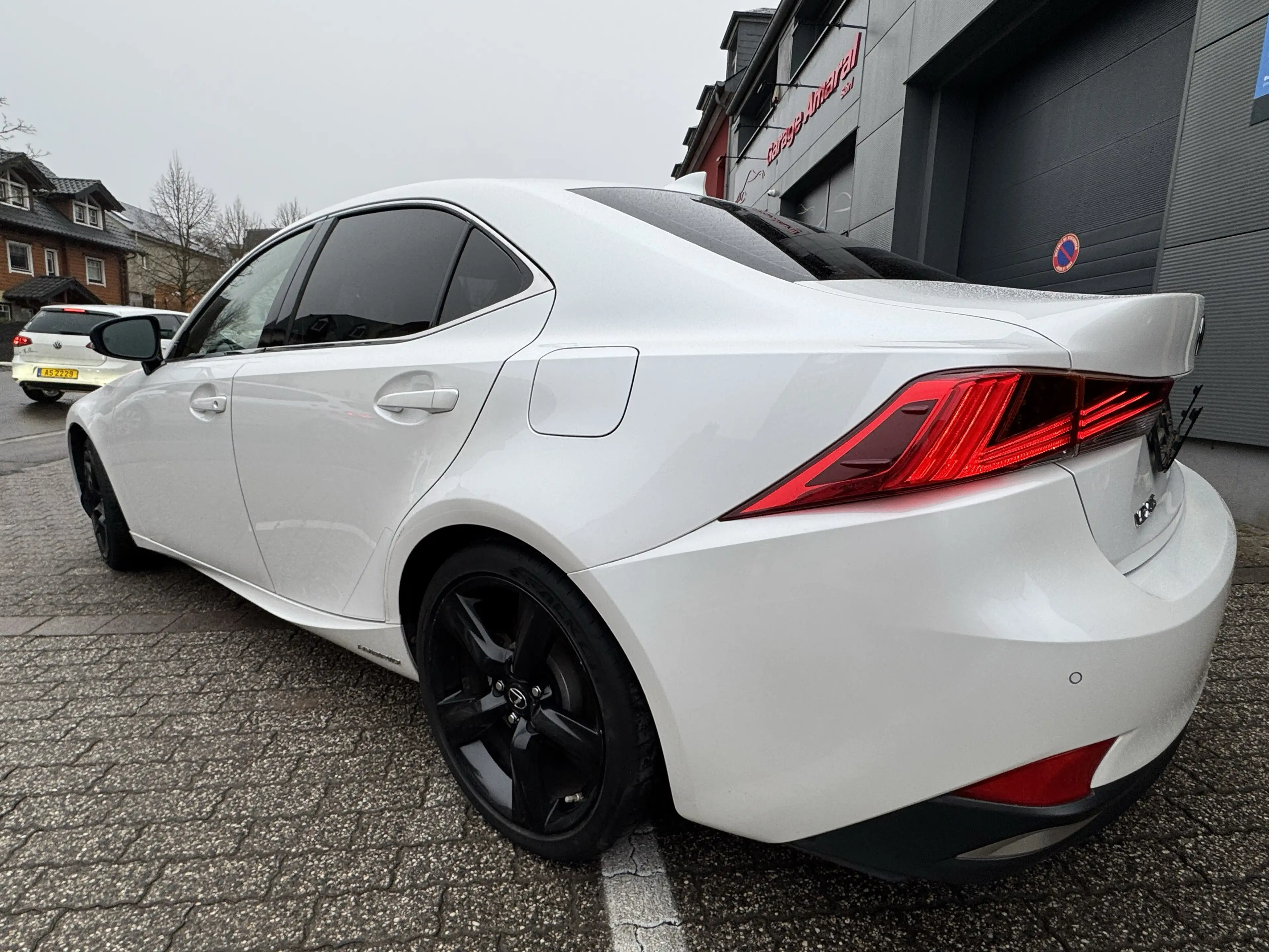 Lexus IS 300 IS300H — photo 10