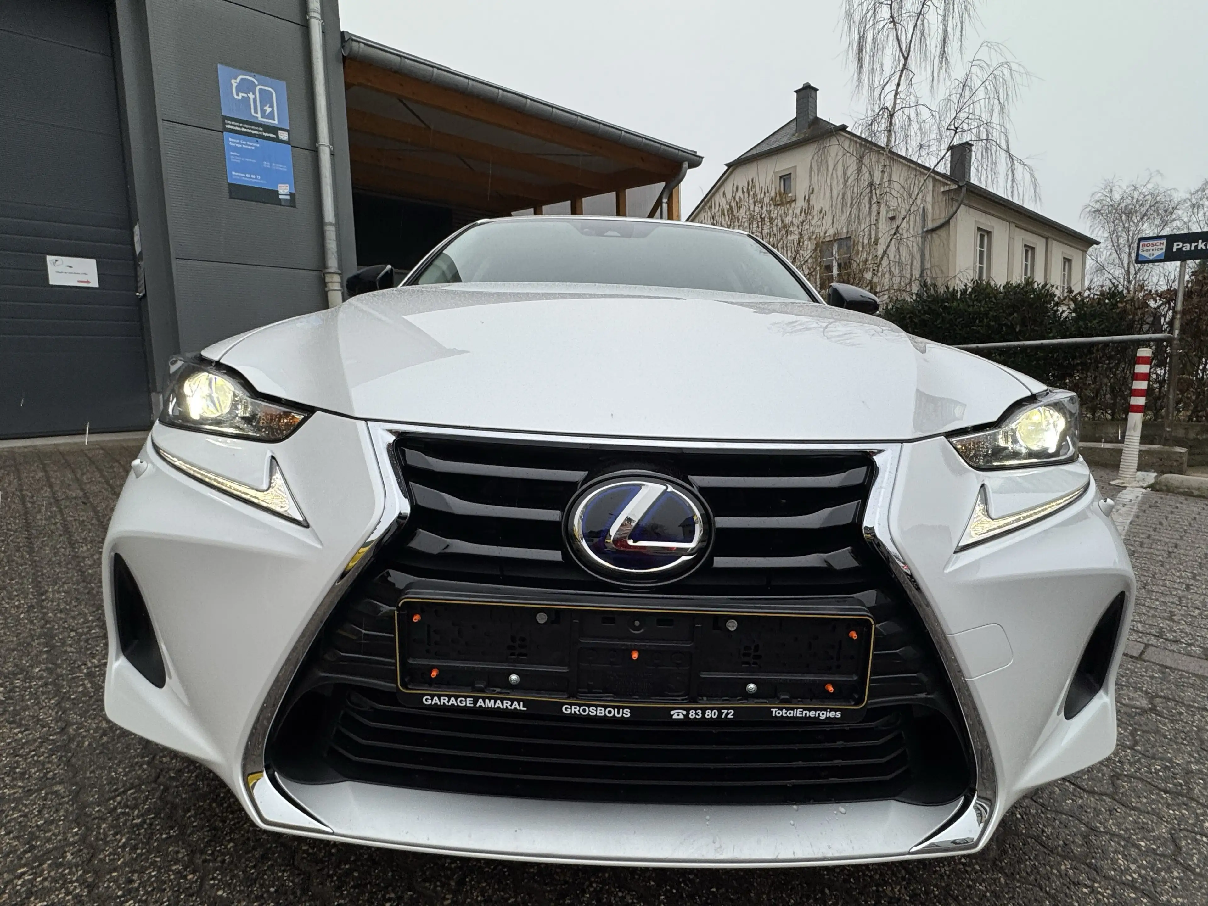Lexus IS 300 IS300H — photo 2