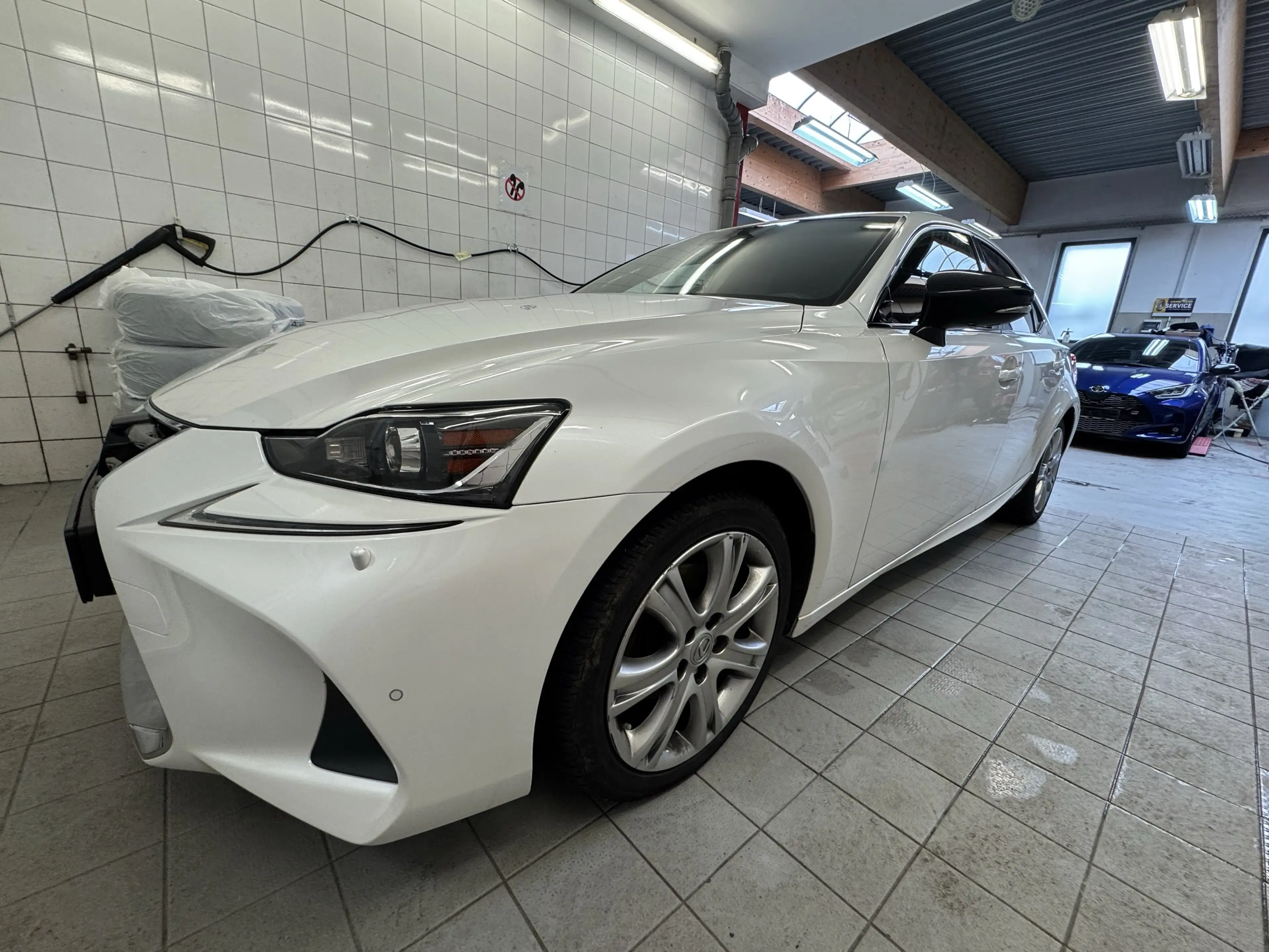 Lexus IS 300 IS300H — photo 4
