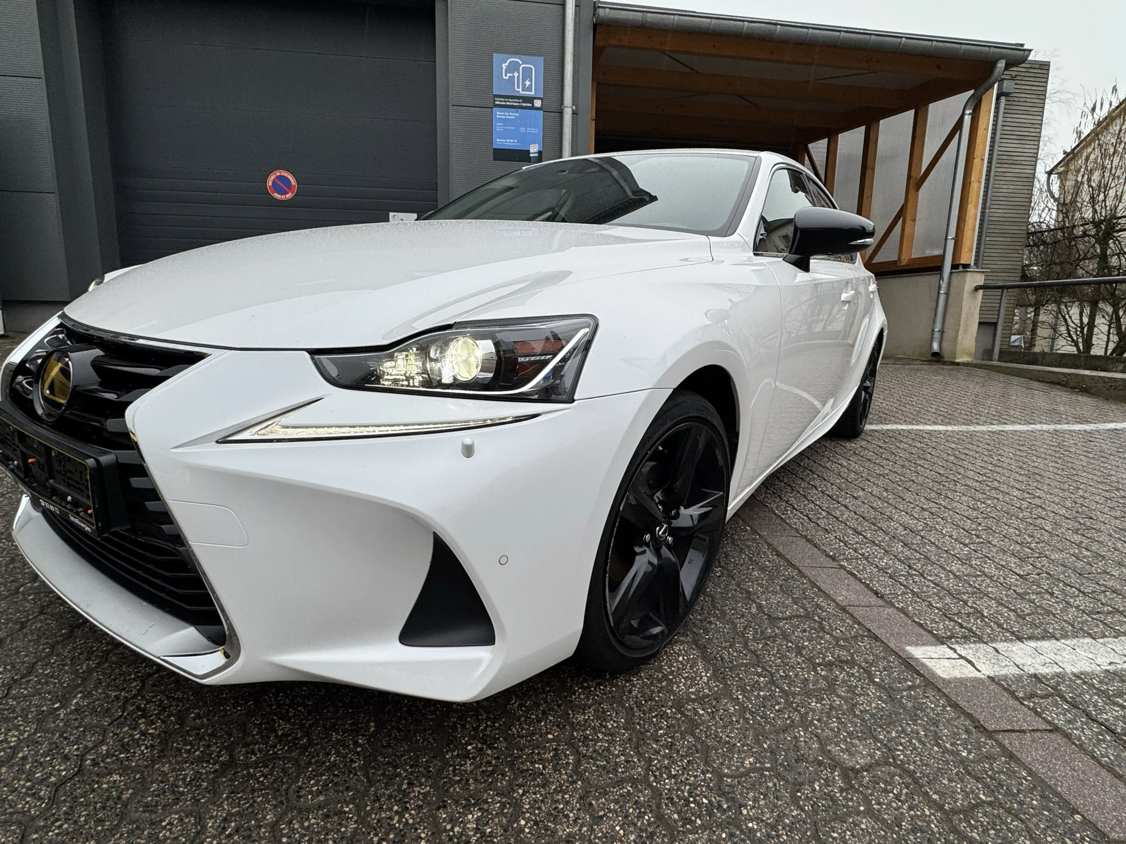 Lexus IS 300 IS300H — photo 3
