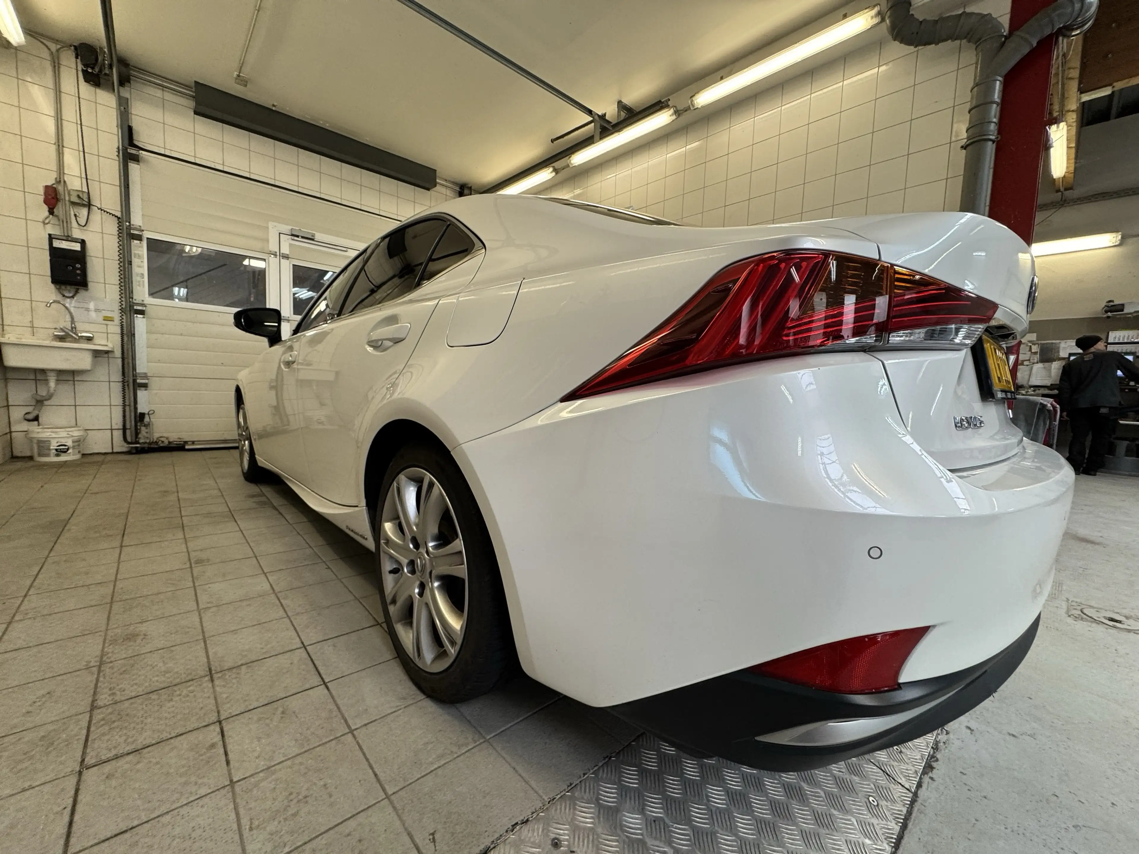 Lexus IS 300 IS300H — photo 13