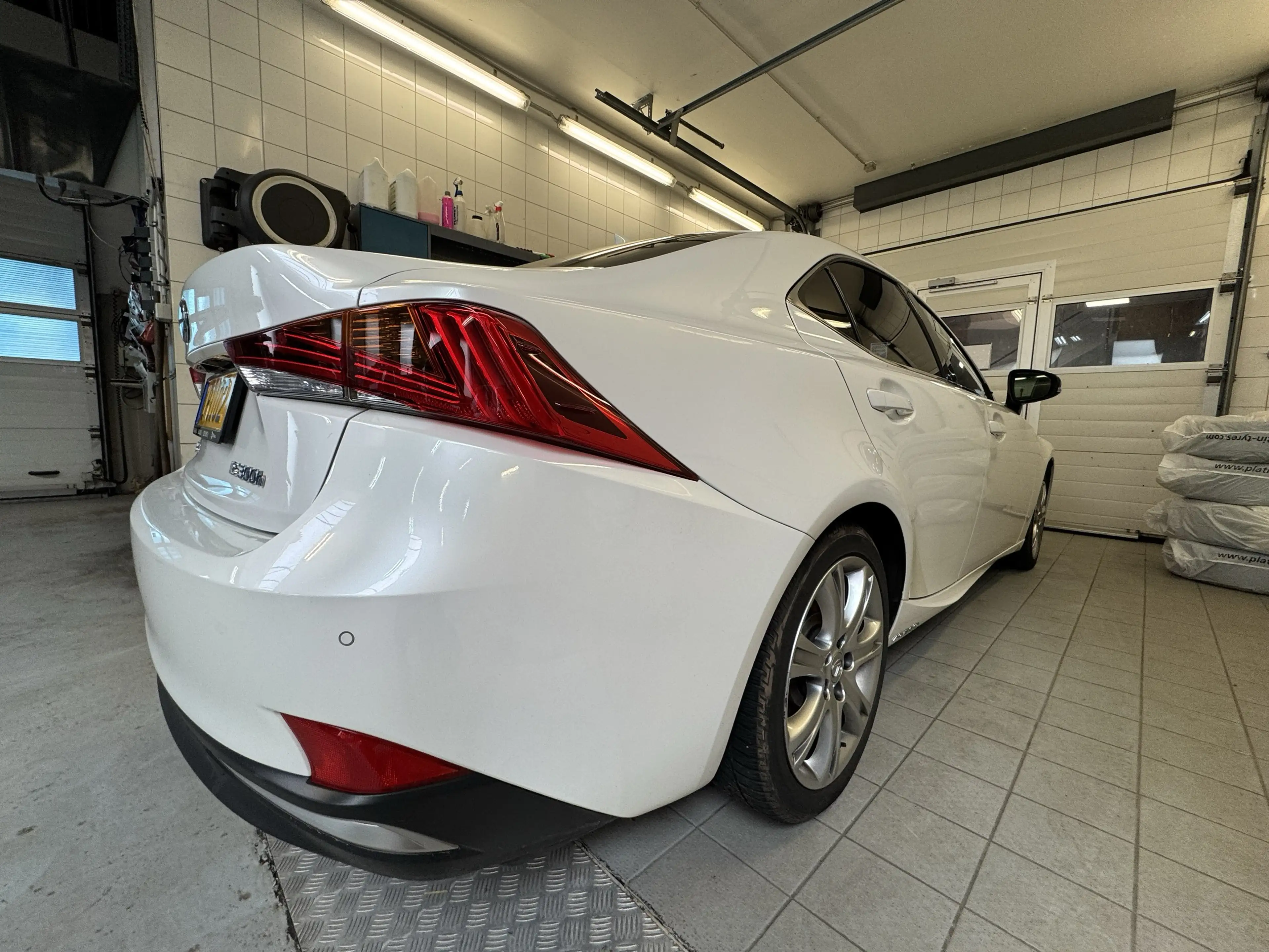 Lexus IS 300 IS300H — photo 12