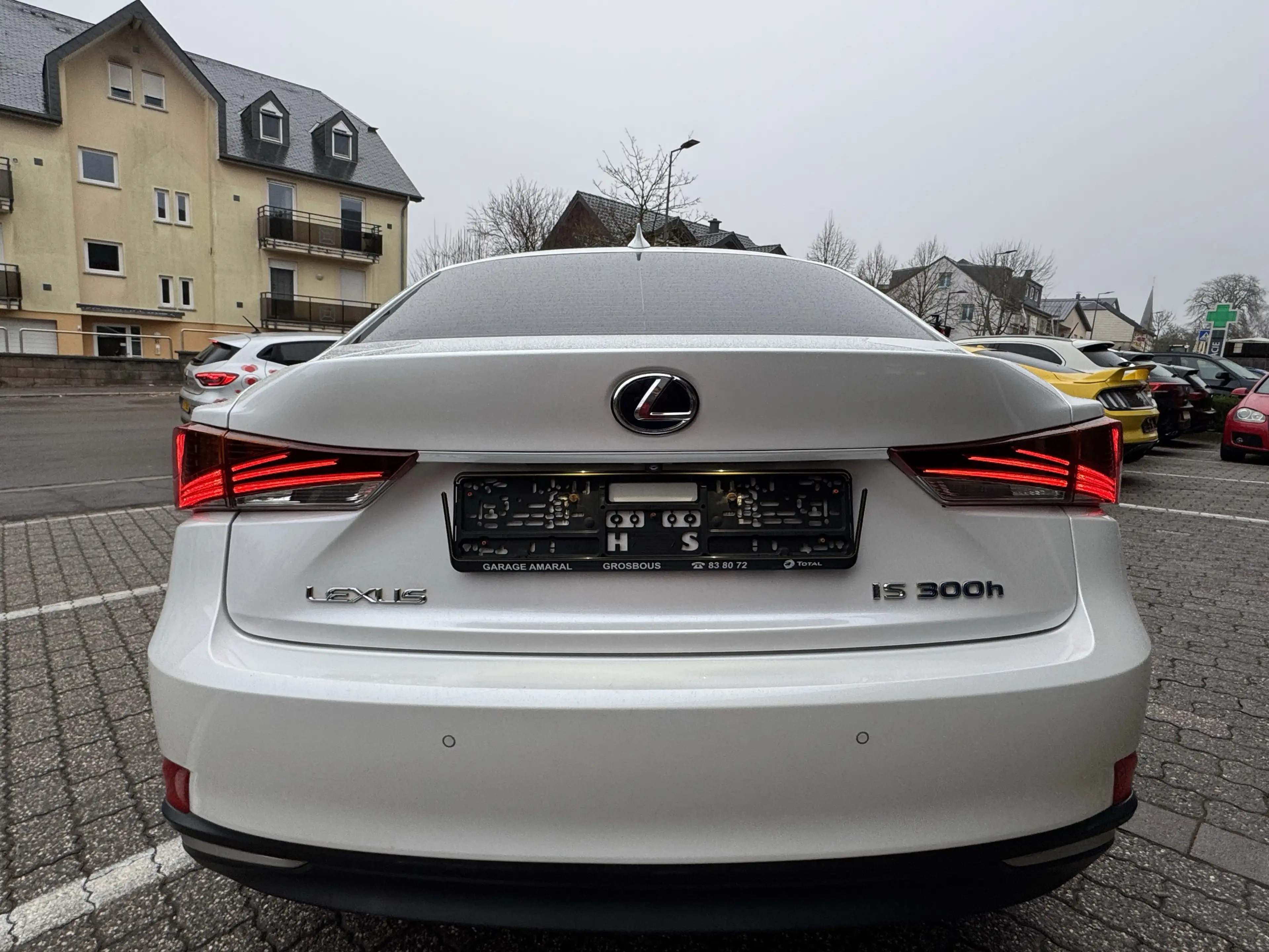 Lexus IS 300 IS300H — photo 11