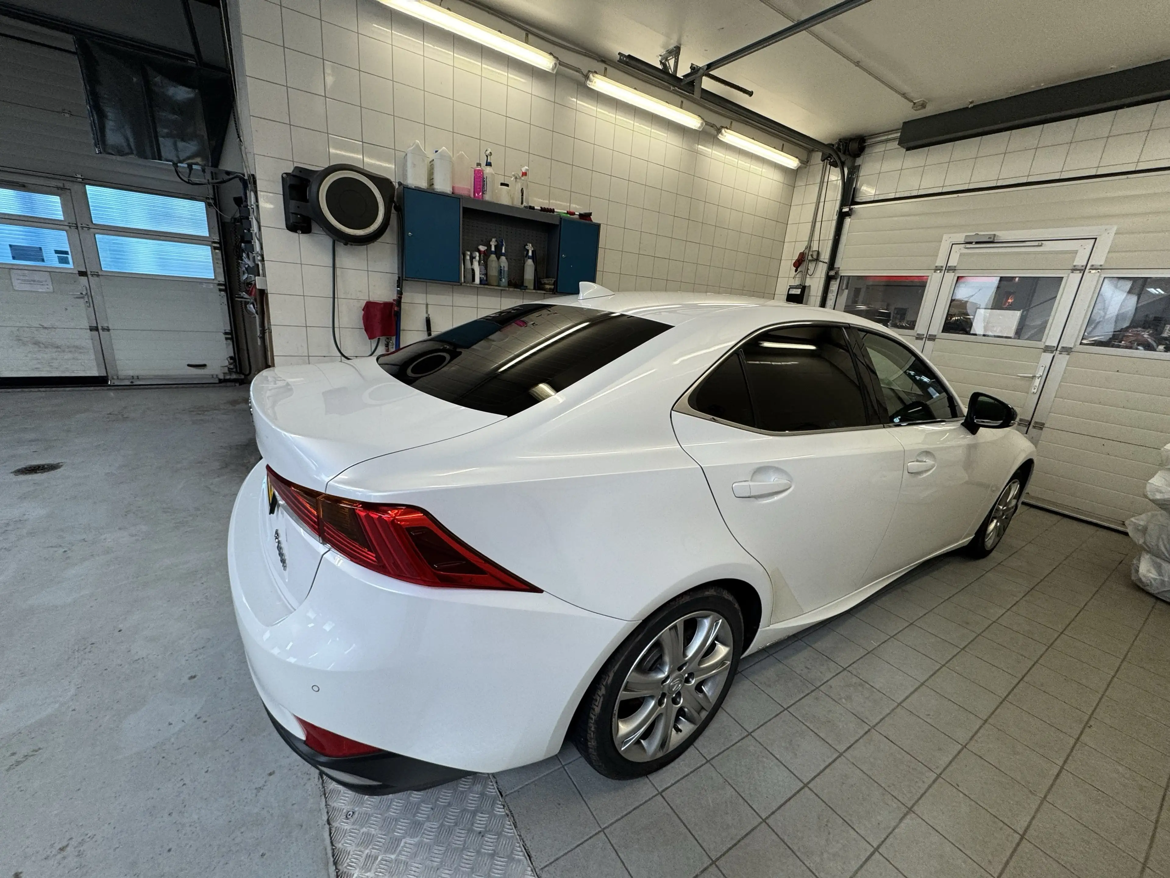 Lexus IS 300 IS300H — photo 9