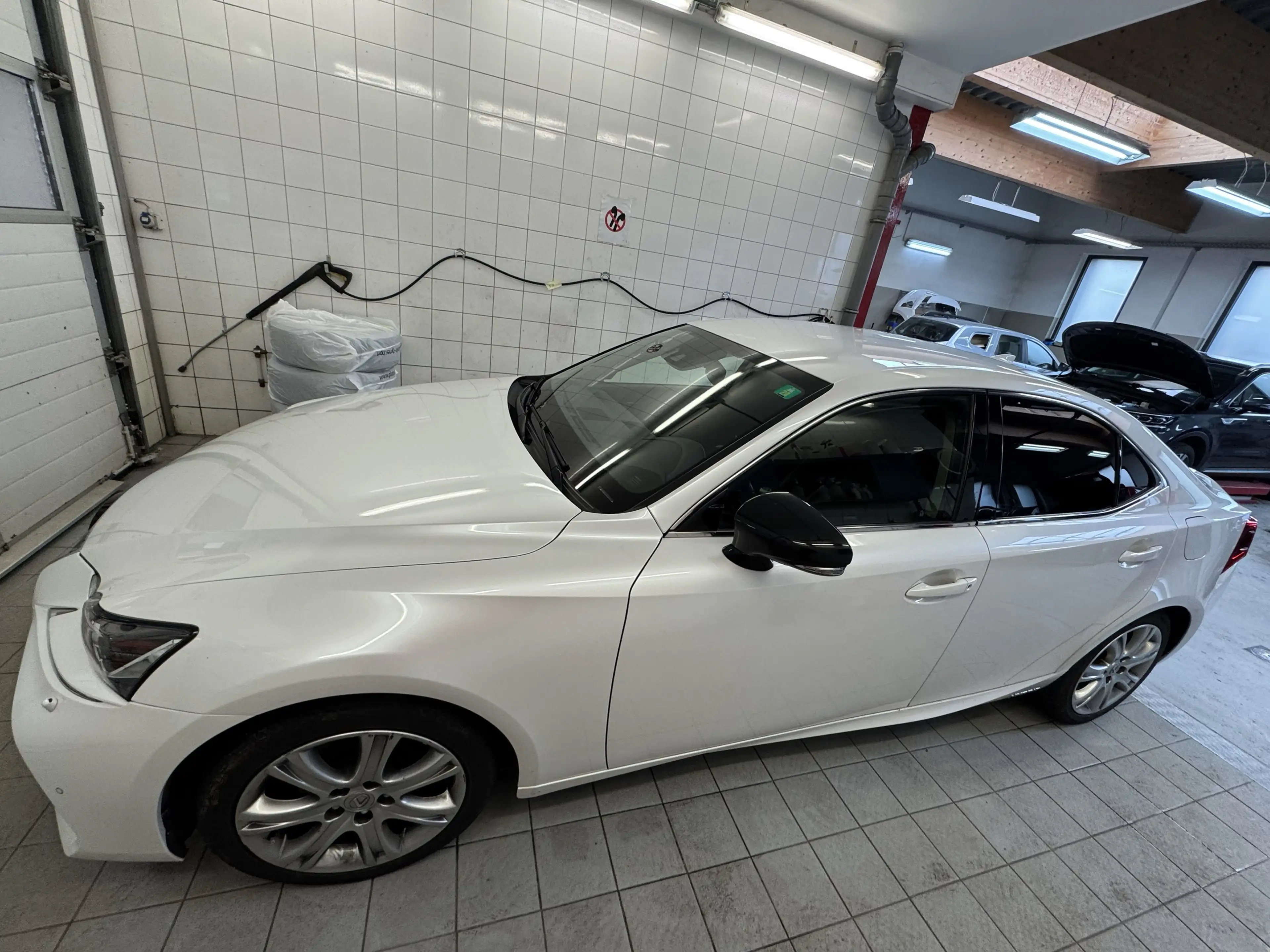 Lexus IS 300 IS300H — photo 5