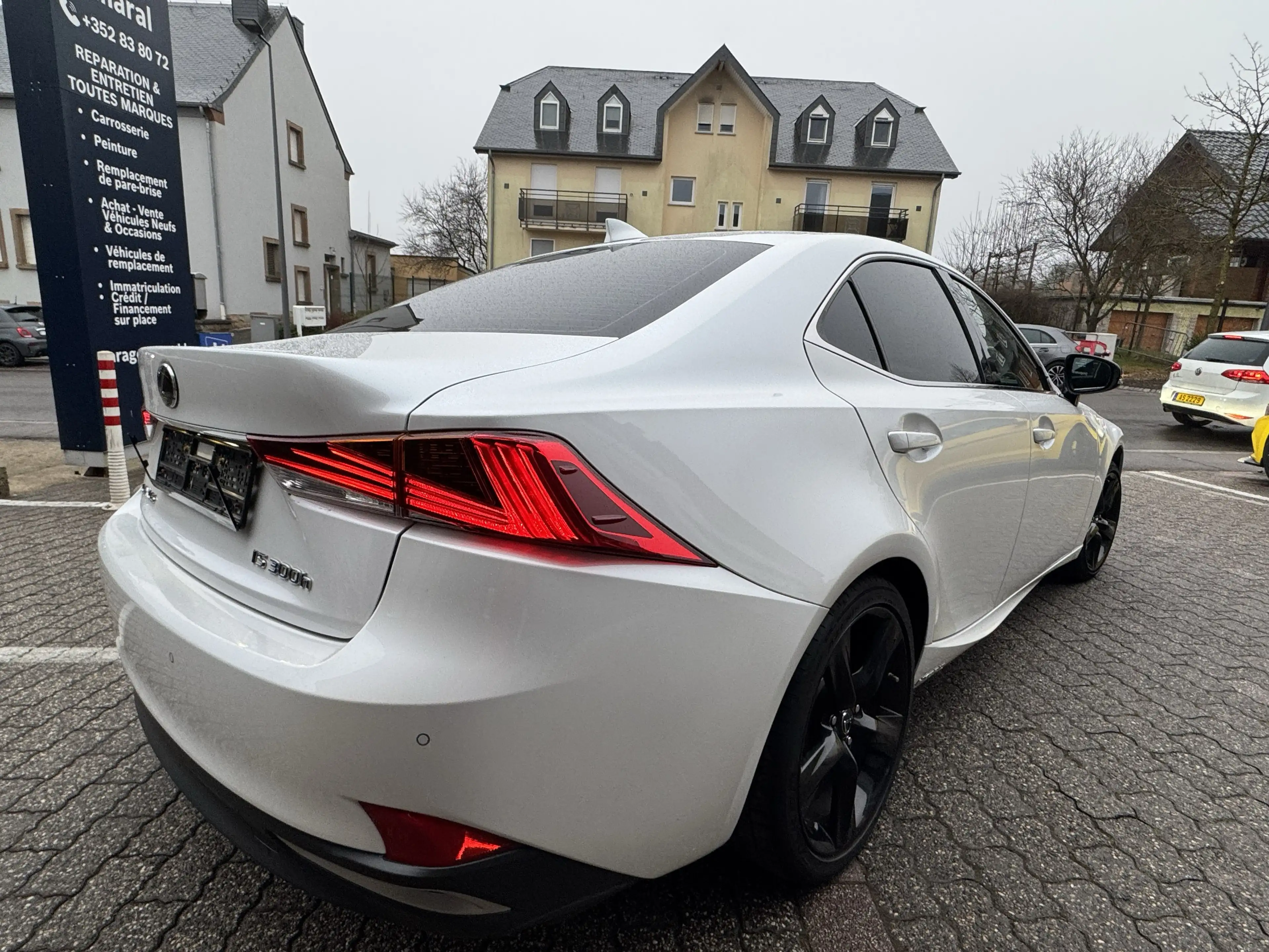 Lexus IS 300 IS300H — photo 14