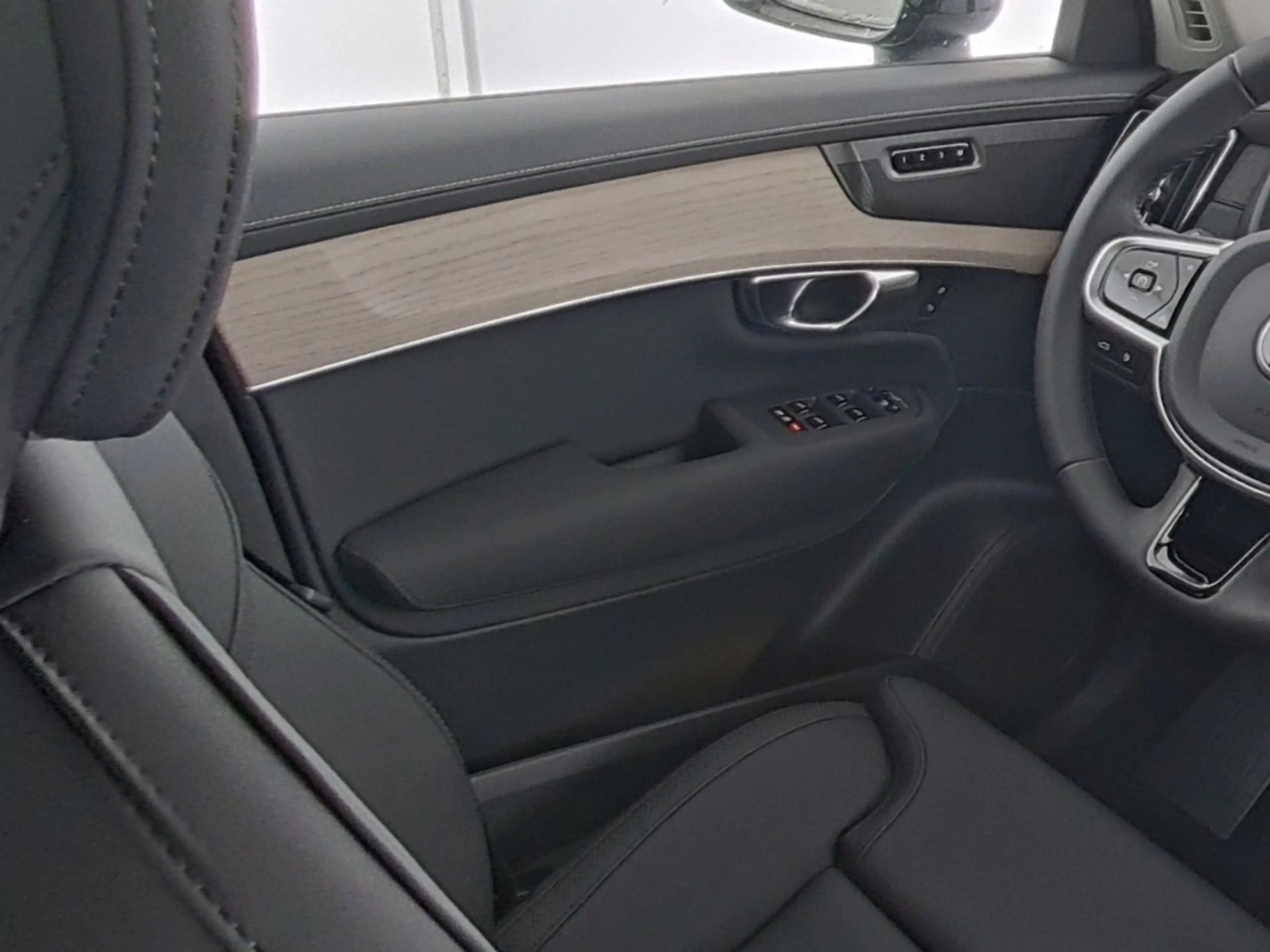 Volvo XC90 T8 AWD Plus Dark Recharge Plug-In Hybrid 7-Sitzer — photo 13