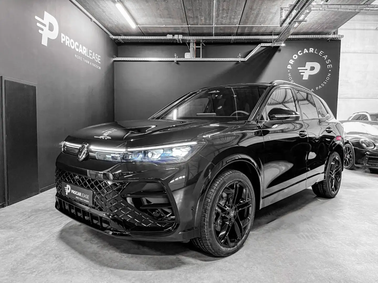 Volkswagen Tiguan Tiguan 2.0 TDI/DSG/4Motion R-Line/ AHK/Pano/360°/L Noir - 1