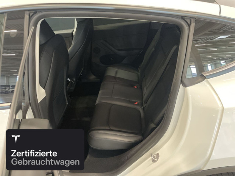 Tesla Model Y Long Range AWD — photo 12
