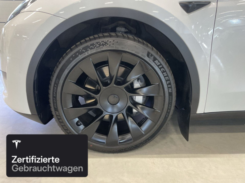 Tesla Model Y Long Range AWD — photo 7