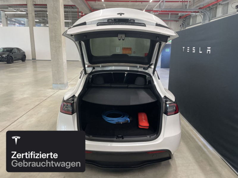 Tesla Model Y Long Range AWD — photo 9