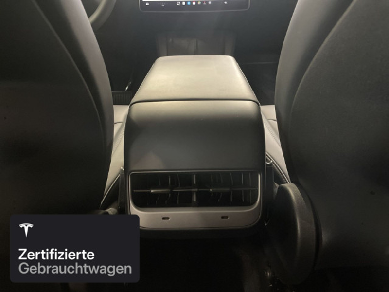 Tesla Model Y Long Range AWD — photo 13