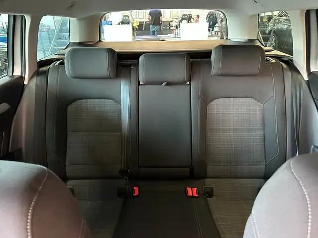 Volkswagen Passat view 11