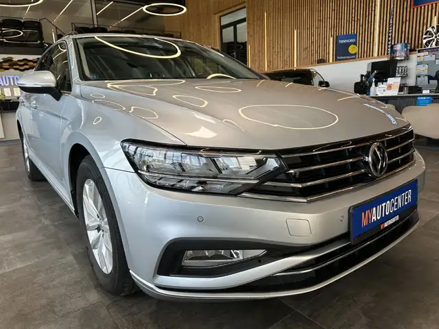 Volkswagen Passat view 3