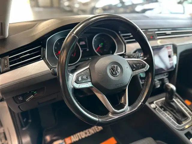 Volkswagen Passat view 9