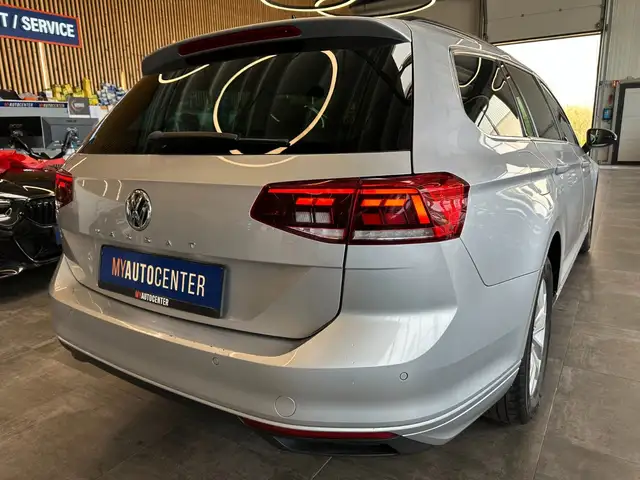 Volkswagen Passat view 2