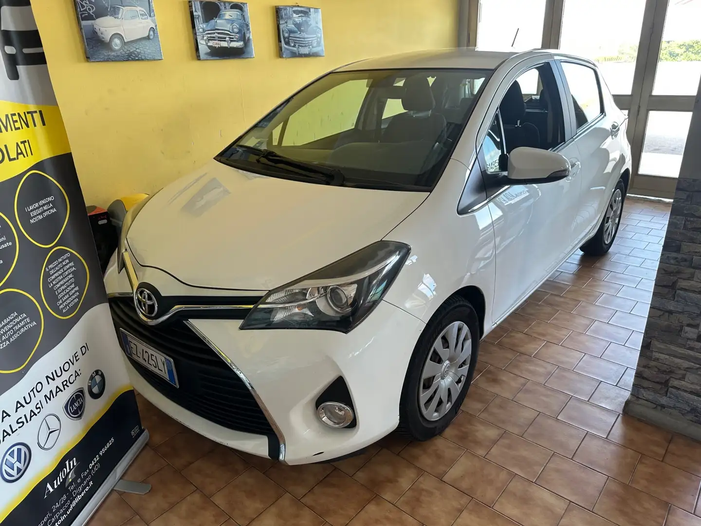 Toyota Yaris 1.0 5 porte Active Bianco - 2