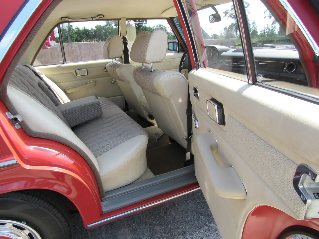 Mercedes-Benz 220 W115 220D 25.000 km karneolrot 95% erstlack, foto 10