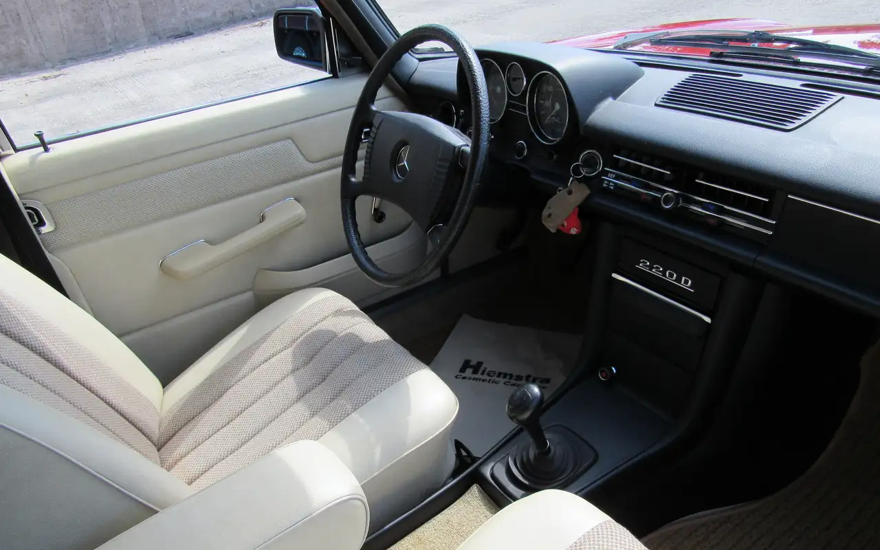 Mercedes-Benz 220 W115 220D 25.000 km karneolrot 95% erstlack, foto 2
