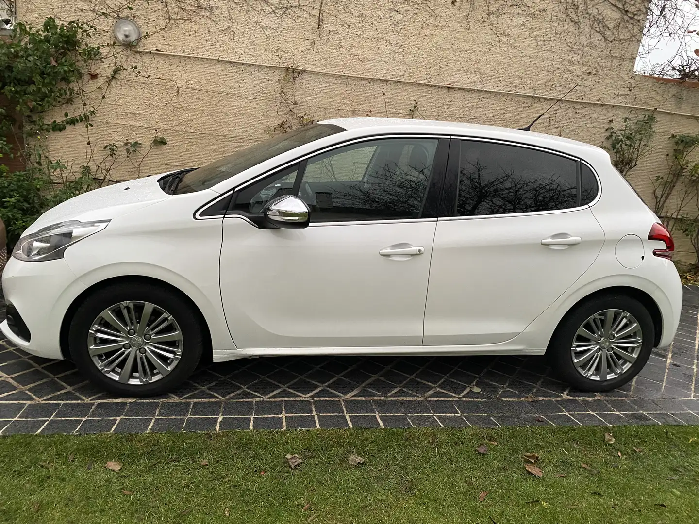 Peugeot 208 208 1.2 PureTech 82ch BVM5 Allure Blanc - 2
