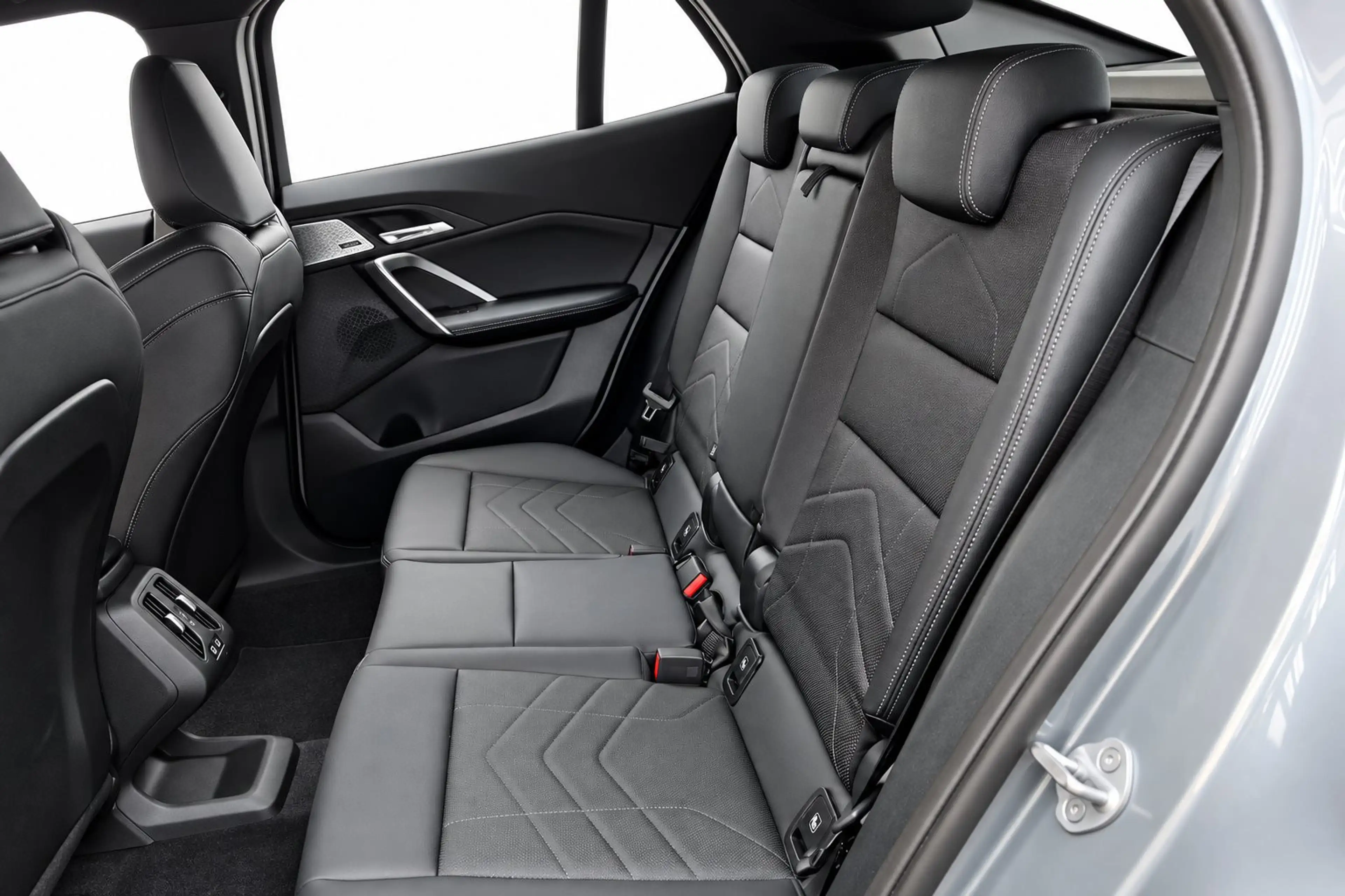 BMW X2 20d xDrive M Sport MASSAGE/AHK/MMRY/360°/20" — photo 13