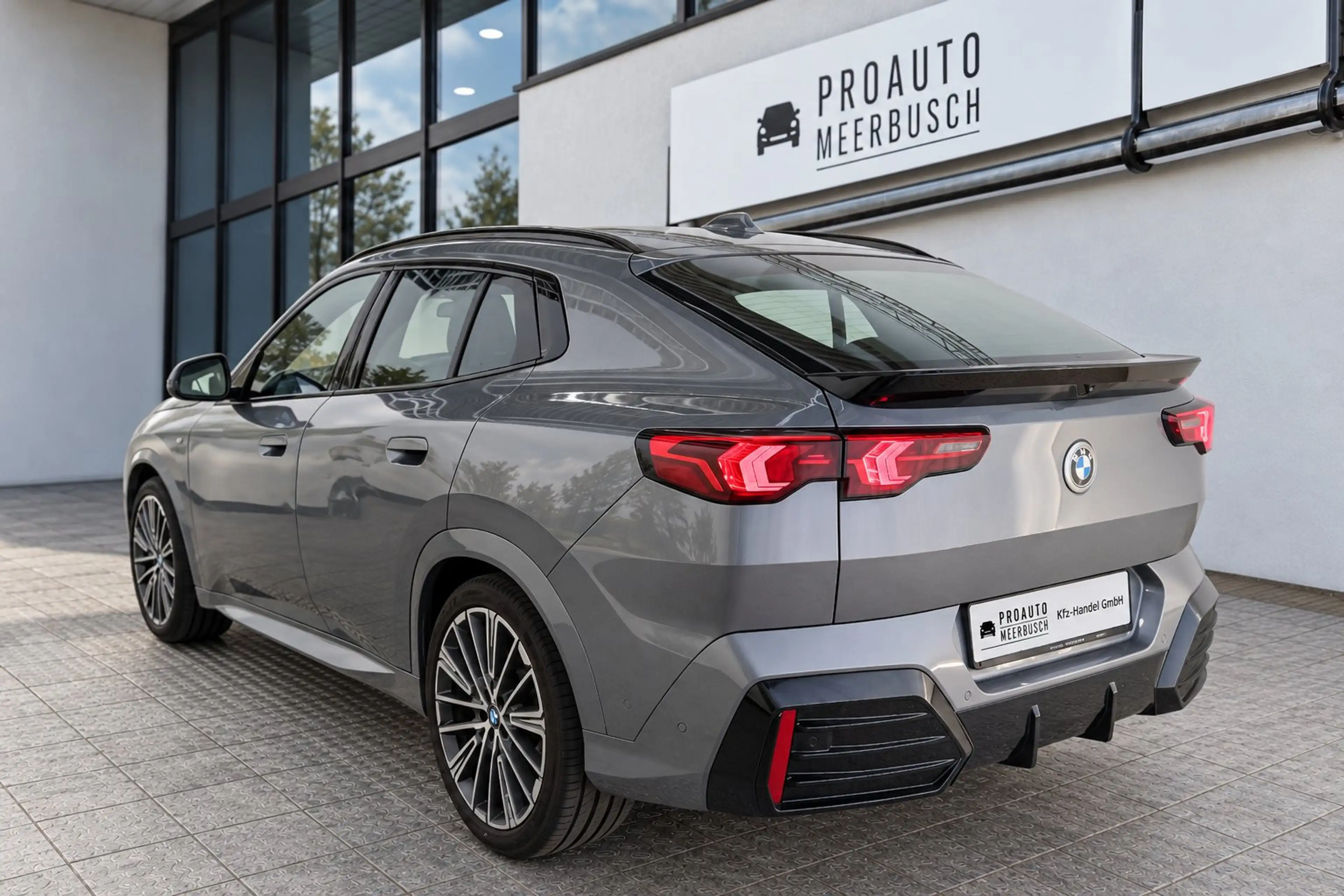 BMW X2 20d xDrive M Sport MASSAGE/AHK/MMRY/360°/20" — photo 2
