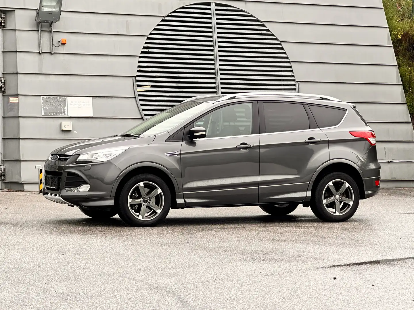 Ford Kuga 2.0 TDCi ST-Line Titanium / 4x4 / Automatik / Diesel / Euro 6 Grau - 2