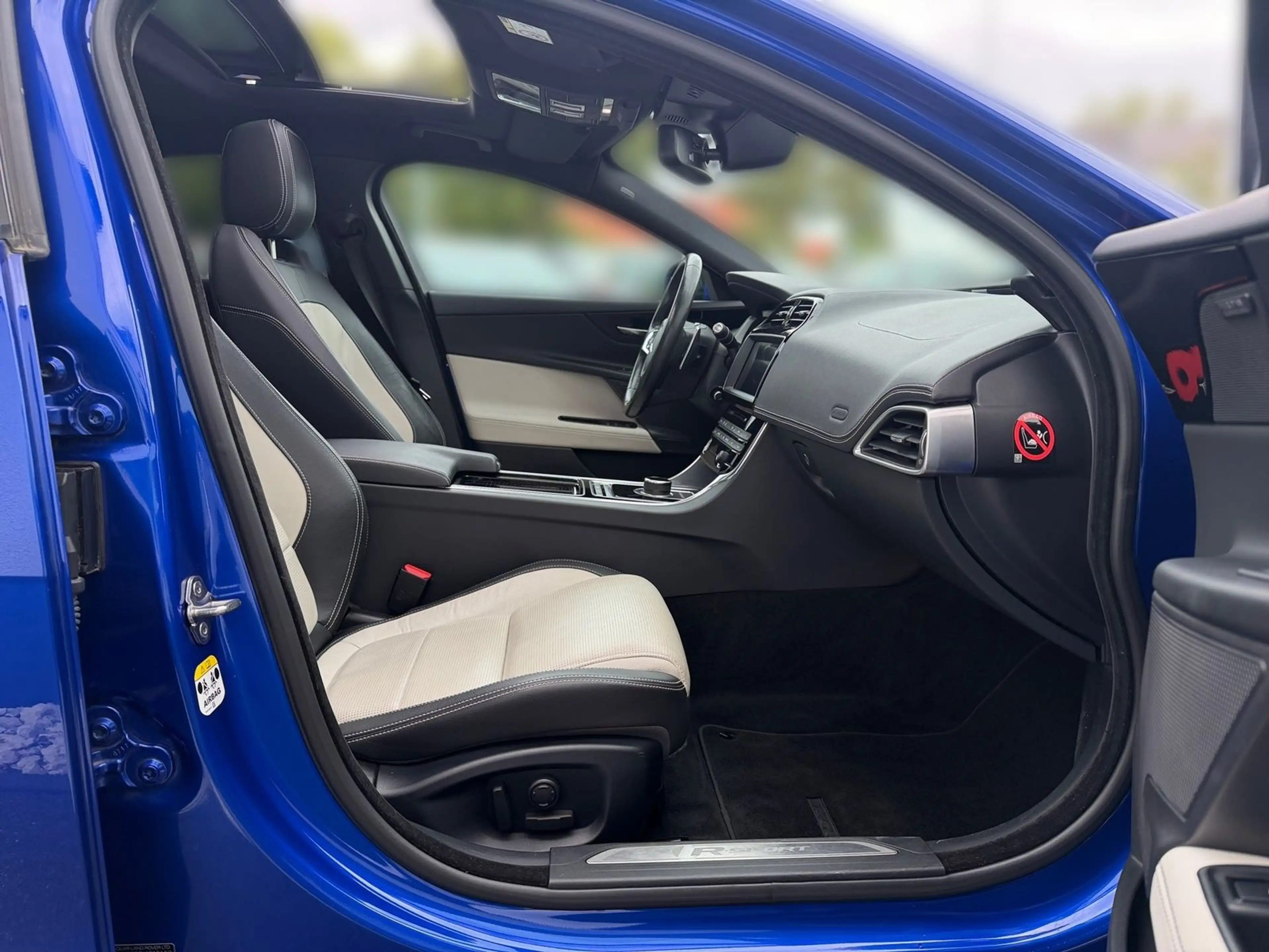 Jaguar XE 2.0 R-Sport AWD Leder Schiebedach Kamera DAB — photo 15